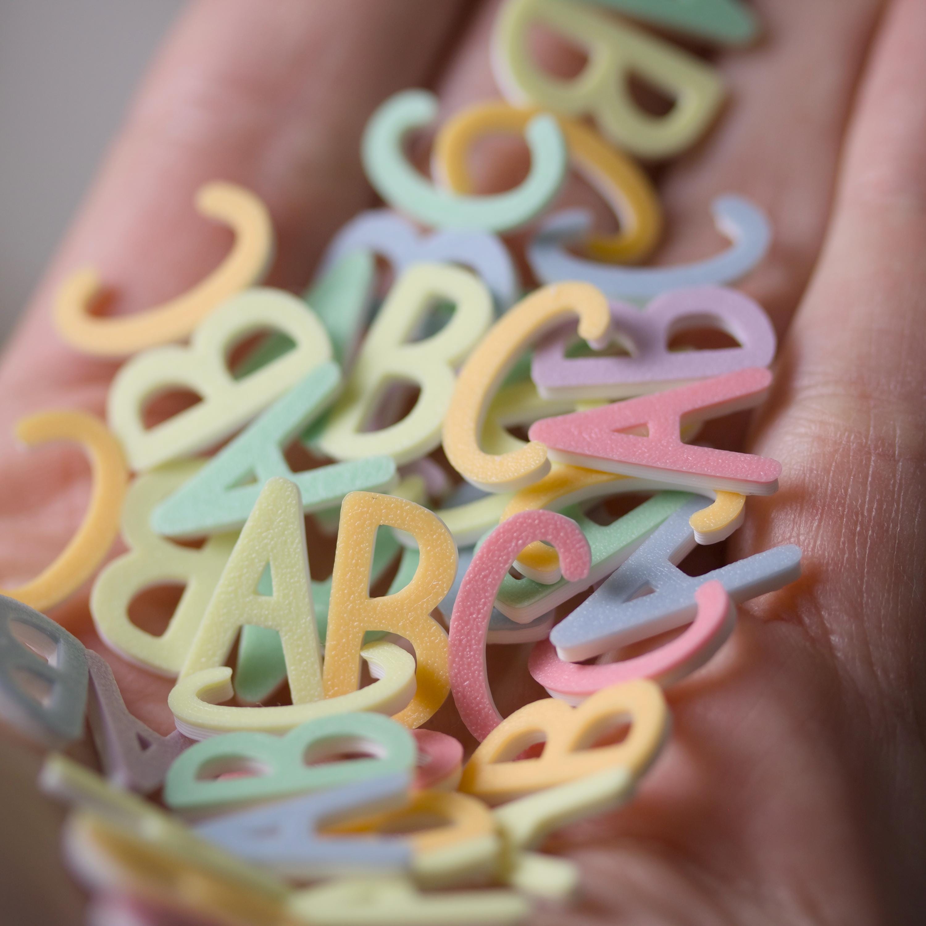 ABC-Streudeko und 123-Streudeko für den Schulanfang in Regenbogen-Farben - Buchstaben Streudeko ABC und 123
