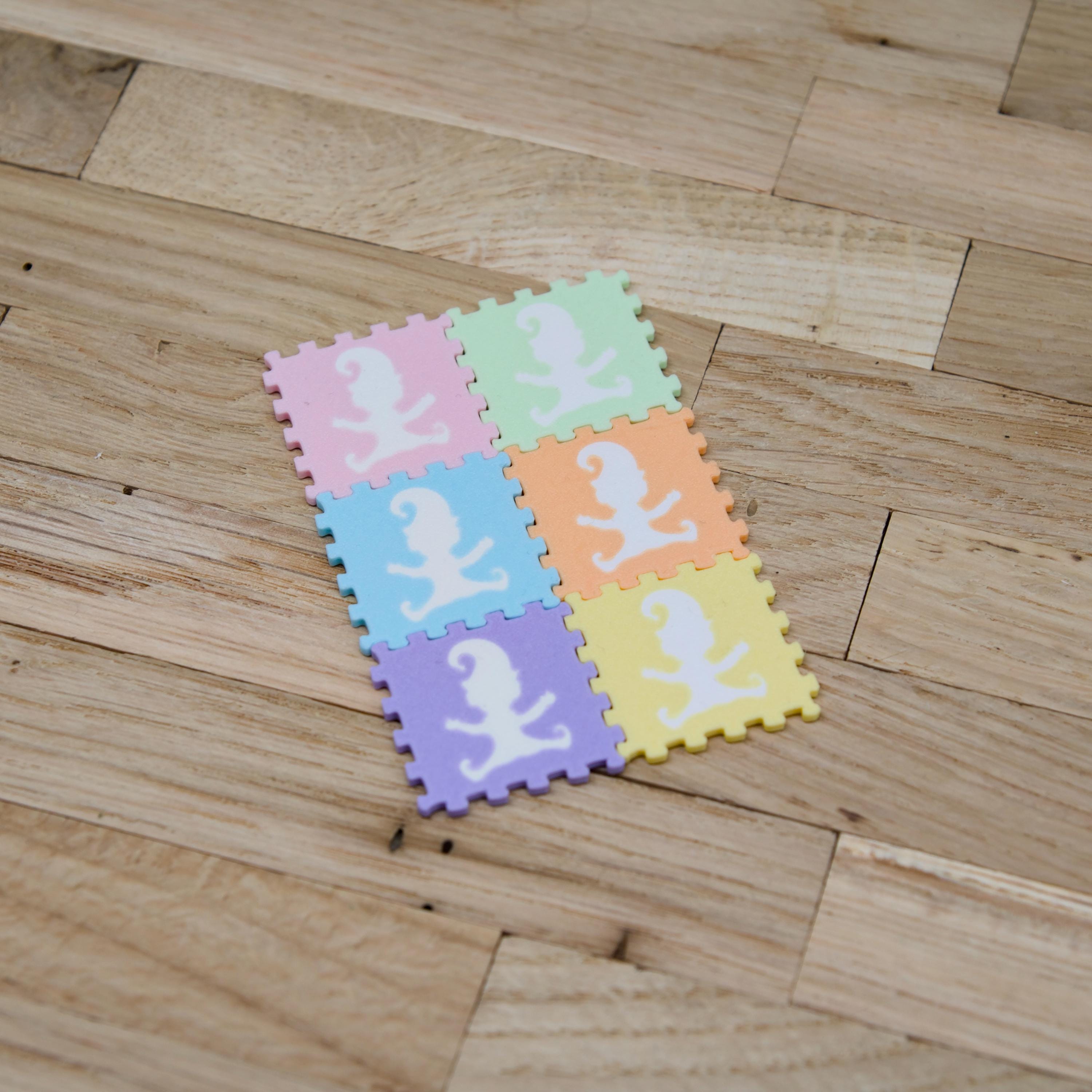 Wichtel Puzzle-Matten Pastell | Bodenmatten im zarten Regenbogen-Look | mit weißer Wichtel-Silhouette | Zubehör für Wichteltür