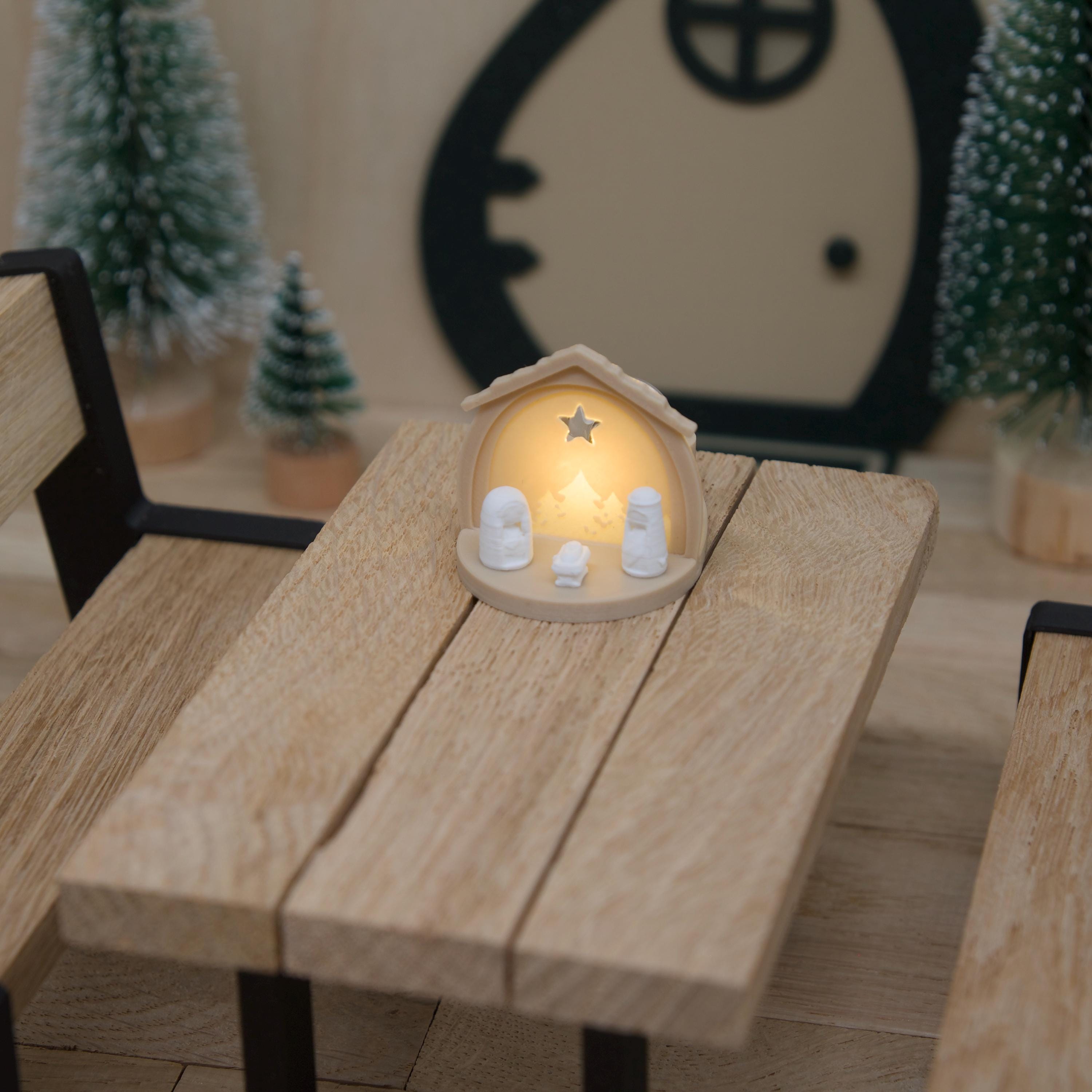 Miniatur Krippe mit Licht | Wichtel Weihnachtskrippe mit Maria, Josef & Jesuskind | leuchtende Kulisse aus PLA | Zubehör für Wichteltür