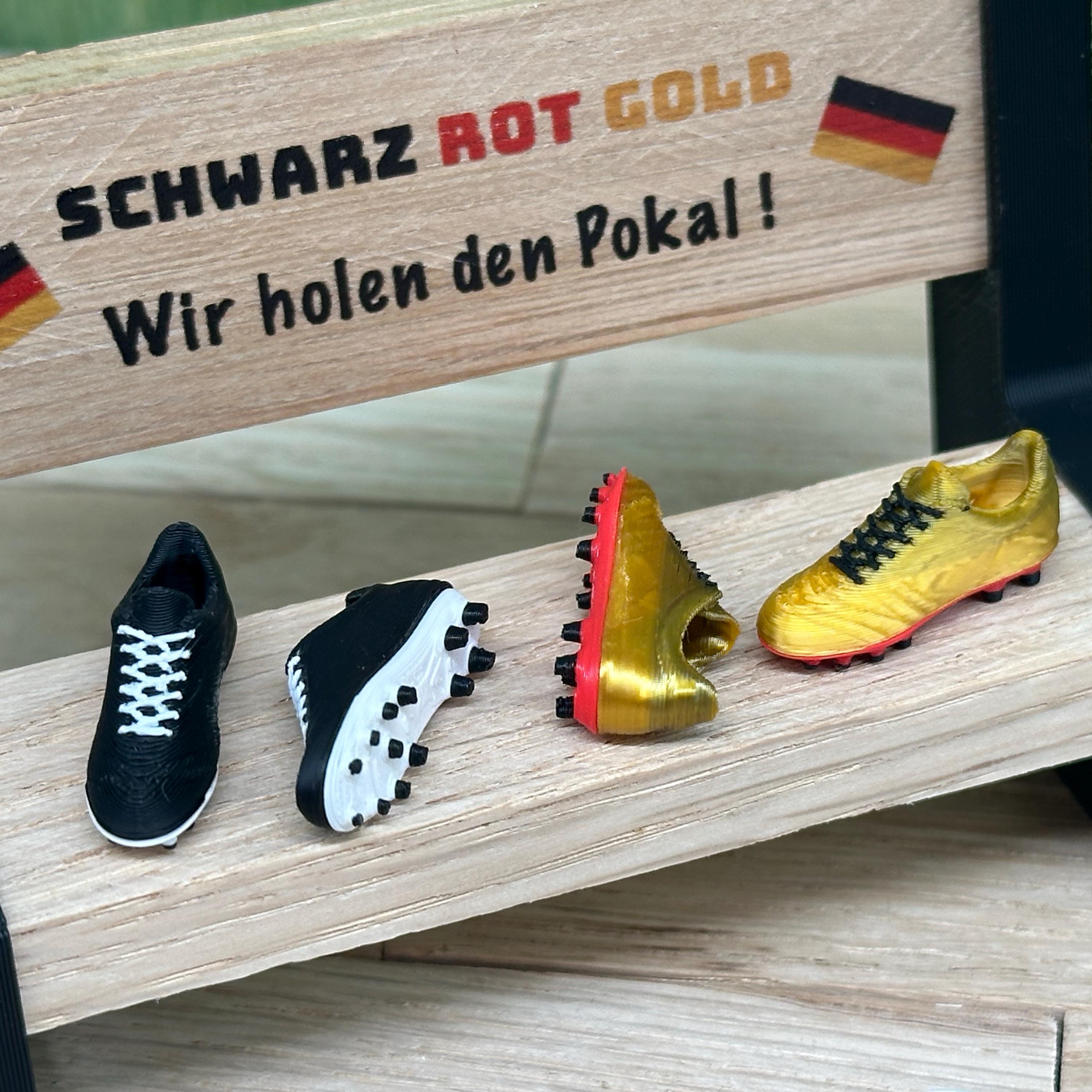 Wichtel Fußballschuhe Miniatur | Zubehör für Wichteltür Fußball Szene | Mini Schuhe schwarz weiß & Deutschland Edition | Wichtel Deko