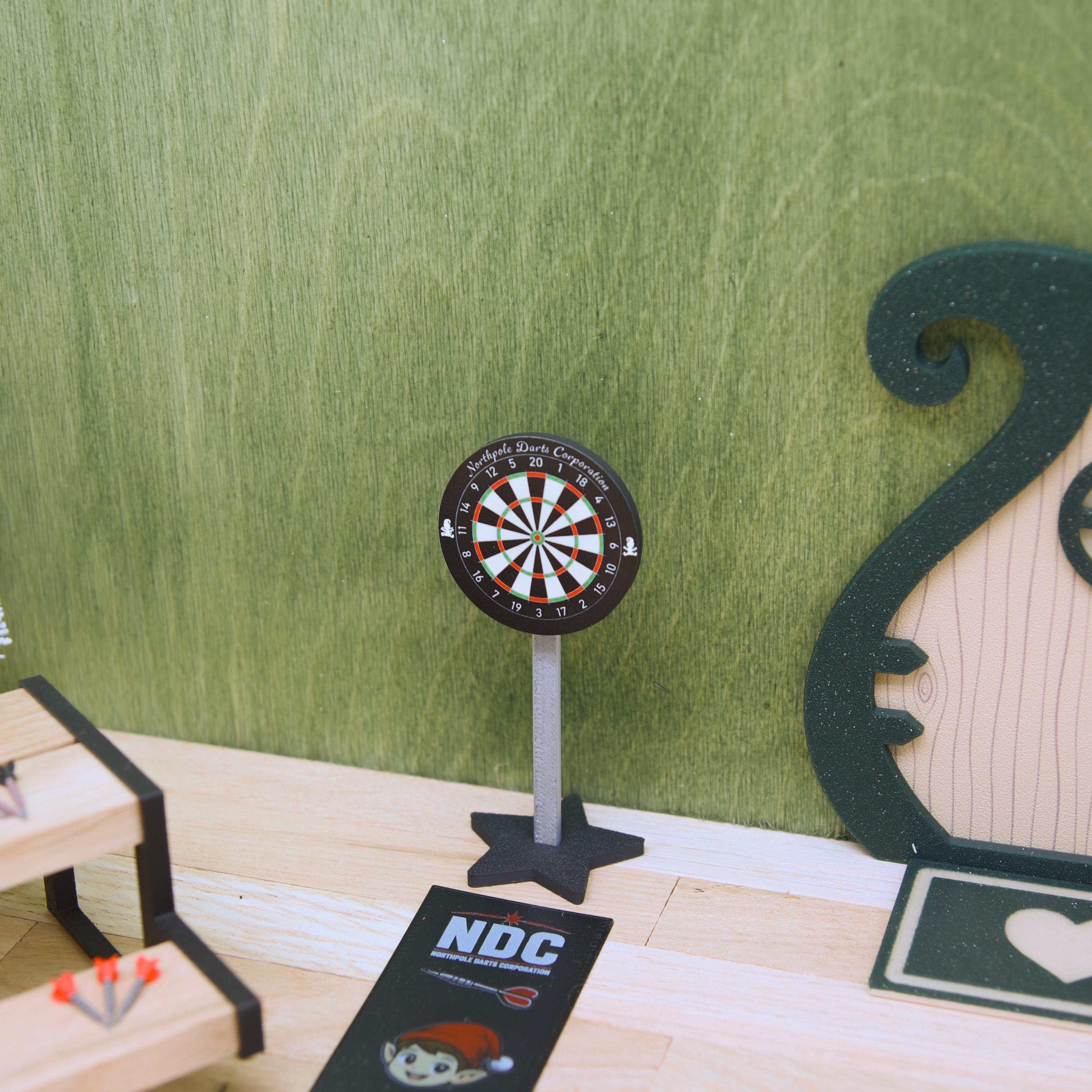 Wichtel Dartscheibe mit Stand – Mini Dart Set für die Wichtelwelt, Deko aus PLA mit TPU Oche und kleinen Pfeilen