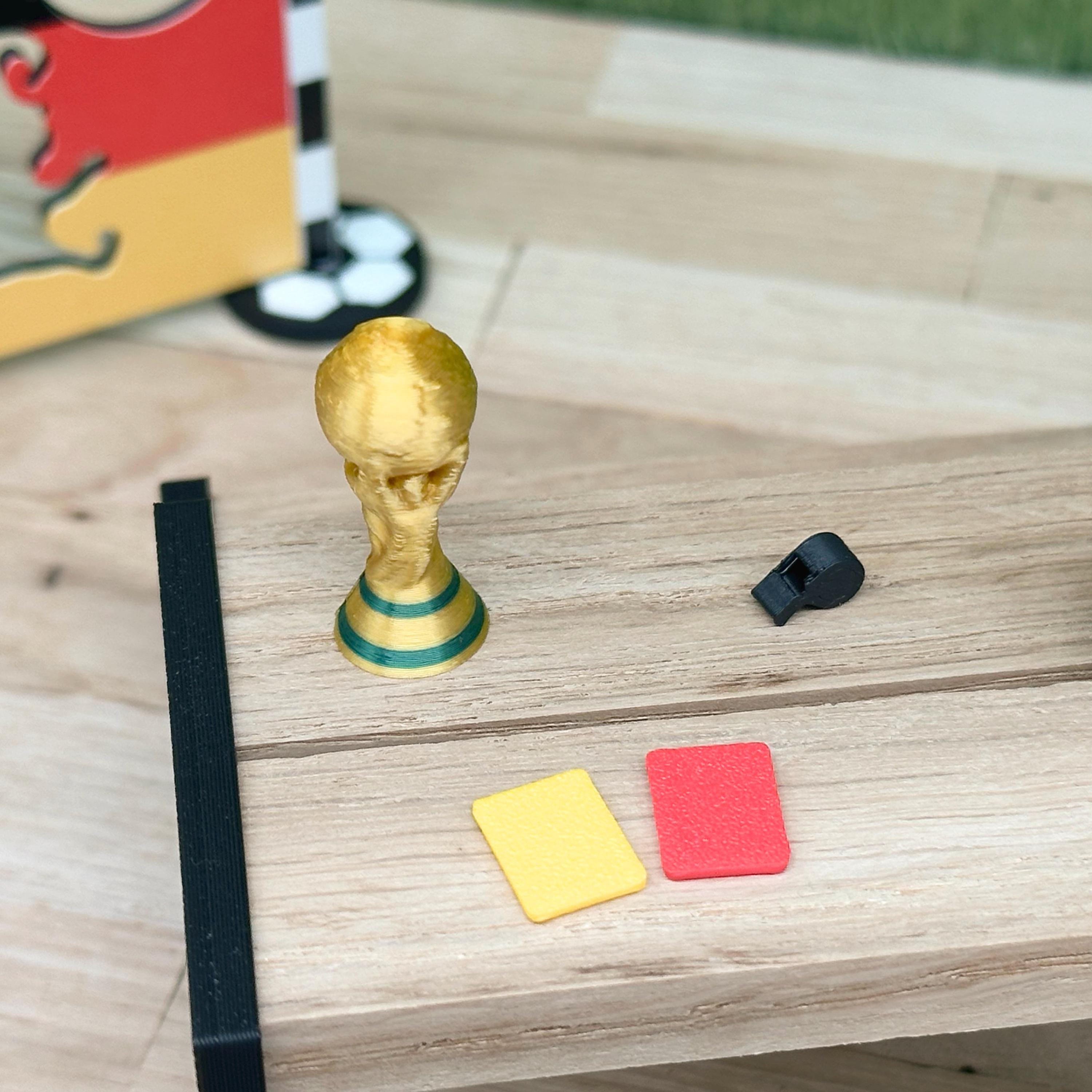 Wichtel Fußball WM Zubehör – Mini WM-Pokal, gelbe & rote Karte, Pfeife – Wichteltür Fußball Deko