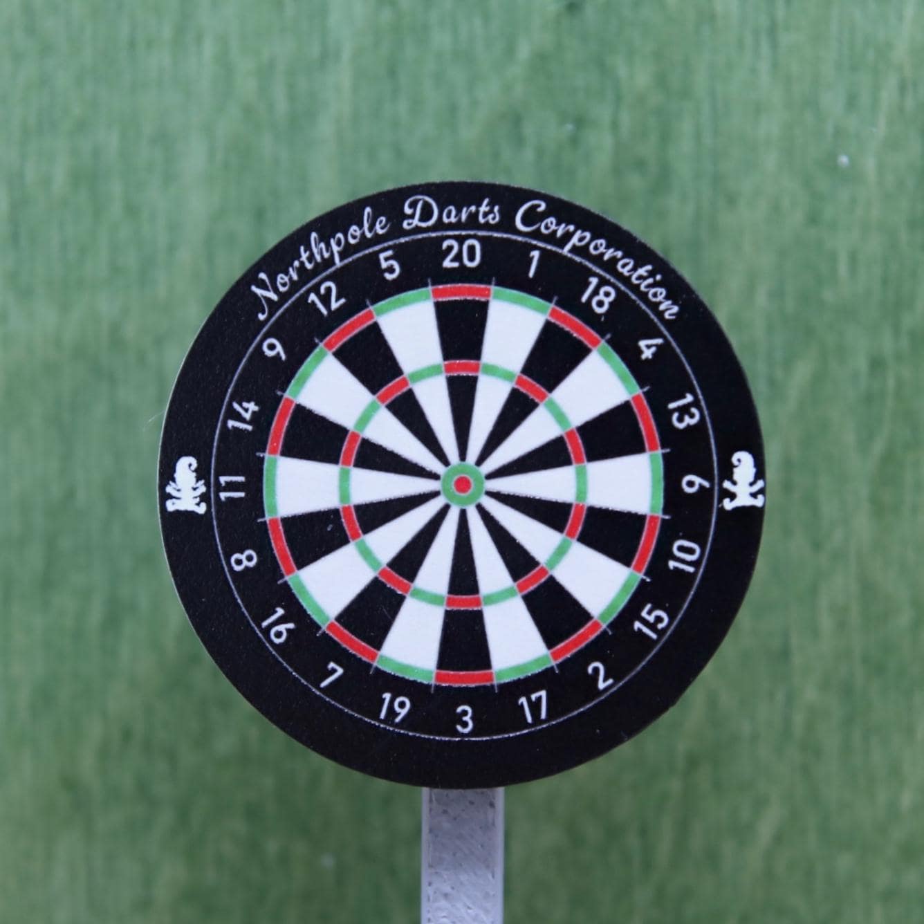 Wichtel Dartscheibe mit Stand – Mini Dart Set für die Wichtelwelt, Deko aus PLA mit TPU Oche und kleinen Pfeilen