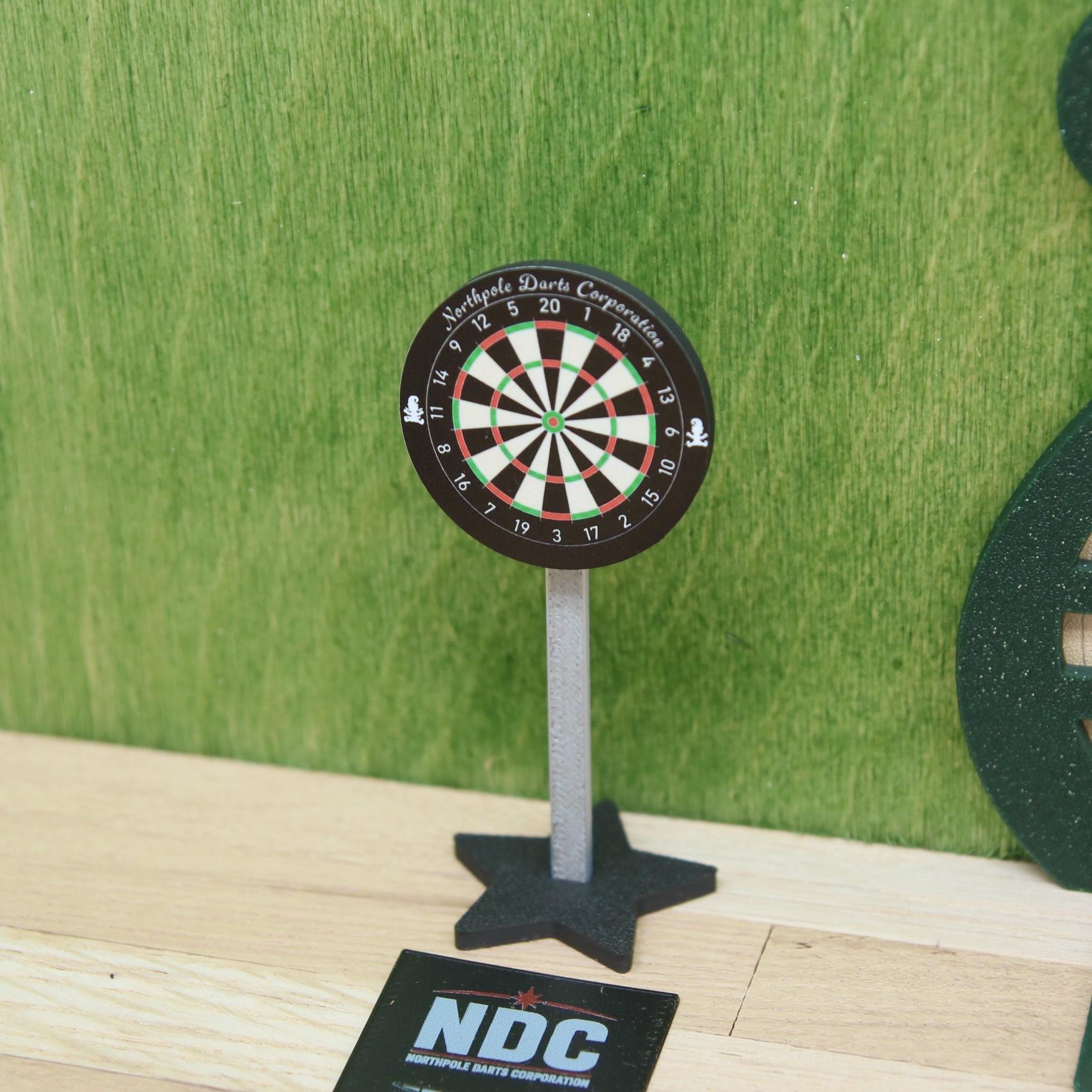 Wichtel Dartscheibe mit Stand – Mini Dart Set für die Wichtelwelt, Deko aus PLA mit TPU Oche und kleinen Pfeilen
