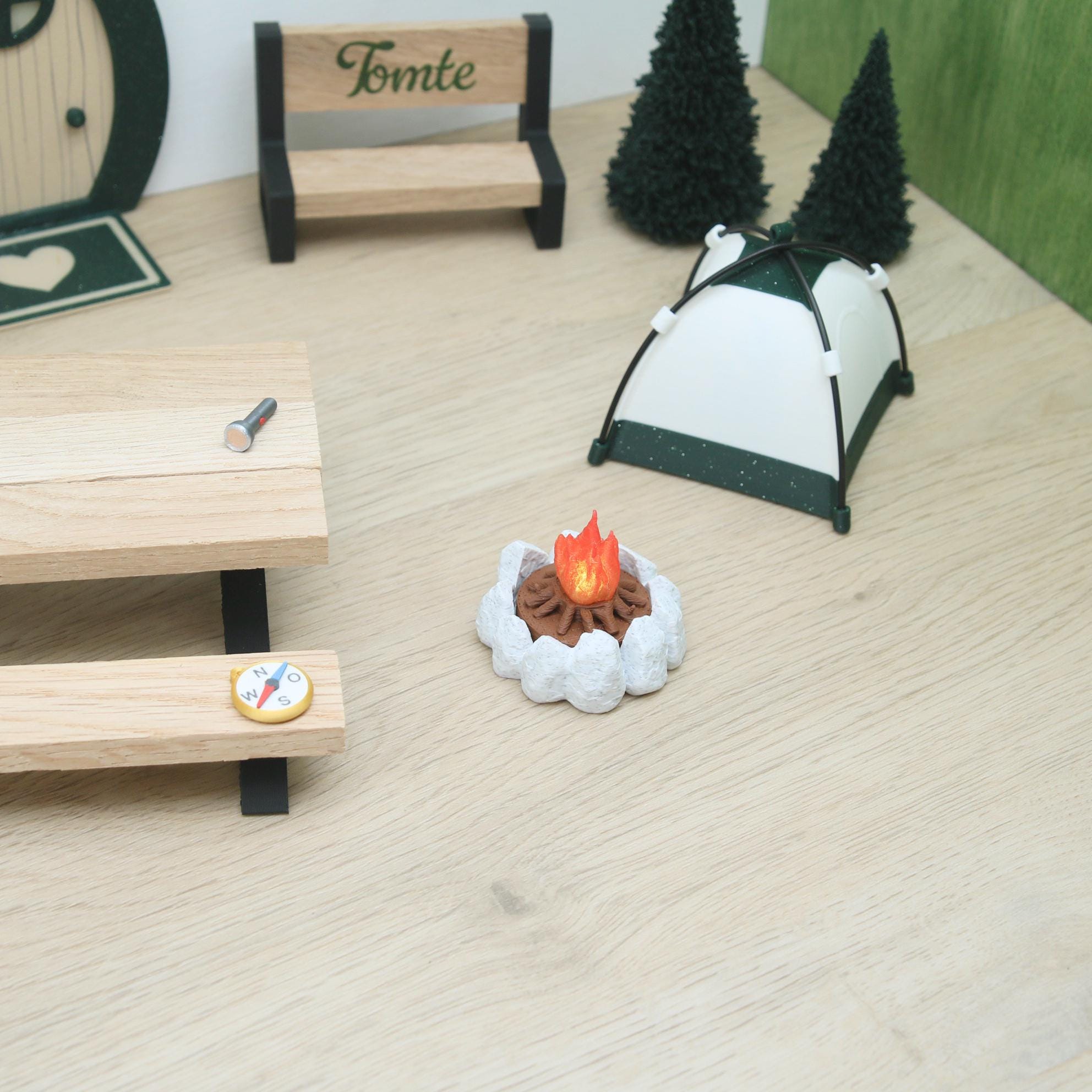 Wichtel Camping Set mit leuchtendem Zelt | Wichtelzubehör mit Lagerfeuer, Kompass & Taschenlampe | Mini Camping Wichtel