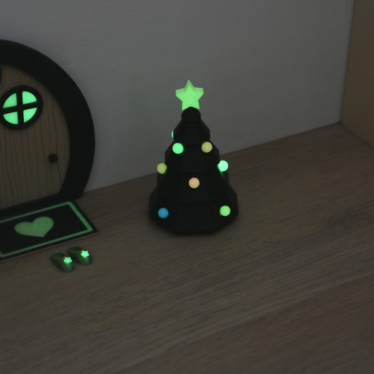 Magischer Wichtel Weihnachtsbaum zum Schmücken – Glow in the Dark Wichtel Zubehör – Mitmach Weihnachtsdeko für Kinder