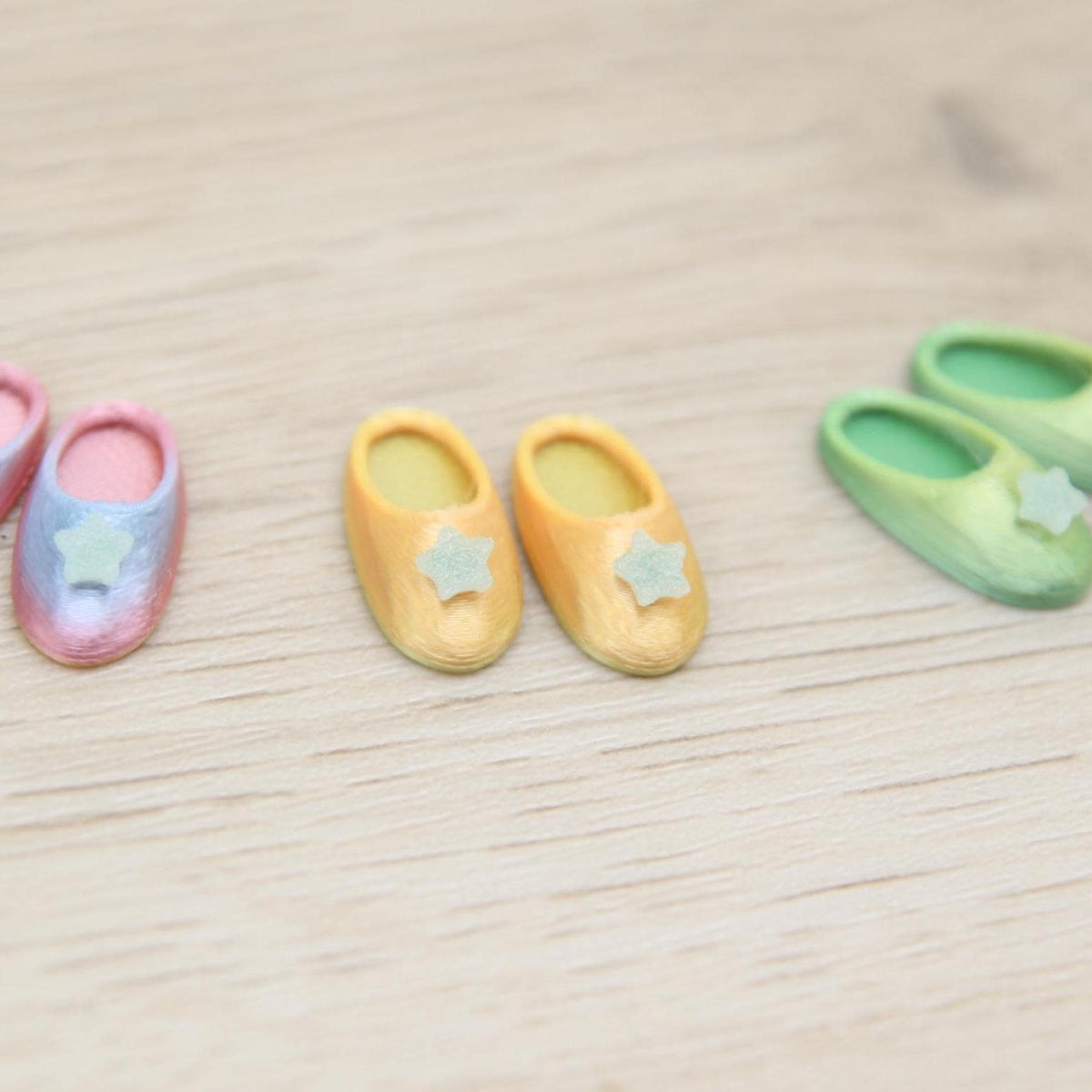 Regenbogen Wichtel Schuhe mit Leuchtstern | Wichtel Zubehör für die Wichteltür | Sternenpuschen einzeln oder als 3er Set