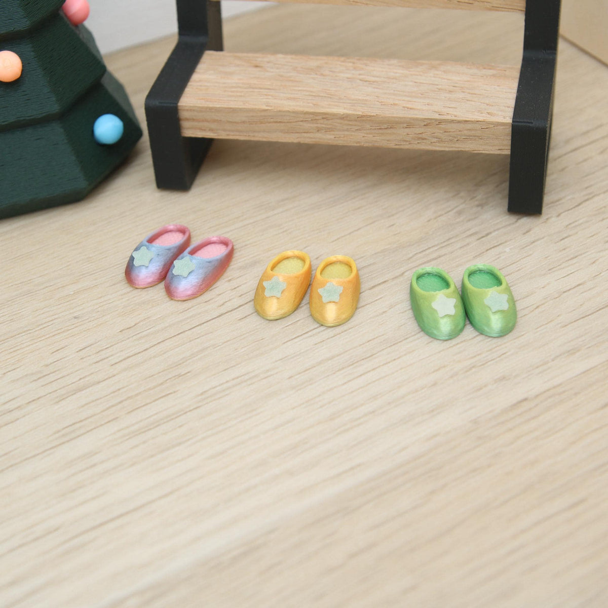 Regenbogen Wichtel Schuhe mit Leuchtstern | Wichtel Zubehör für die Wichteltür | Sternenpuschen einzeln oder als 3er Set