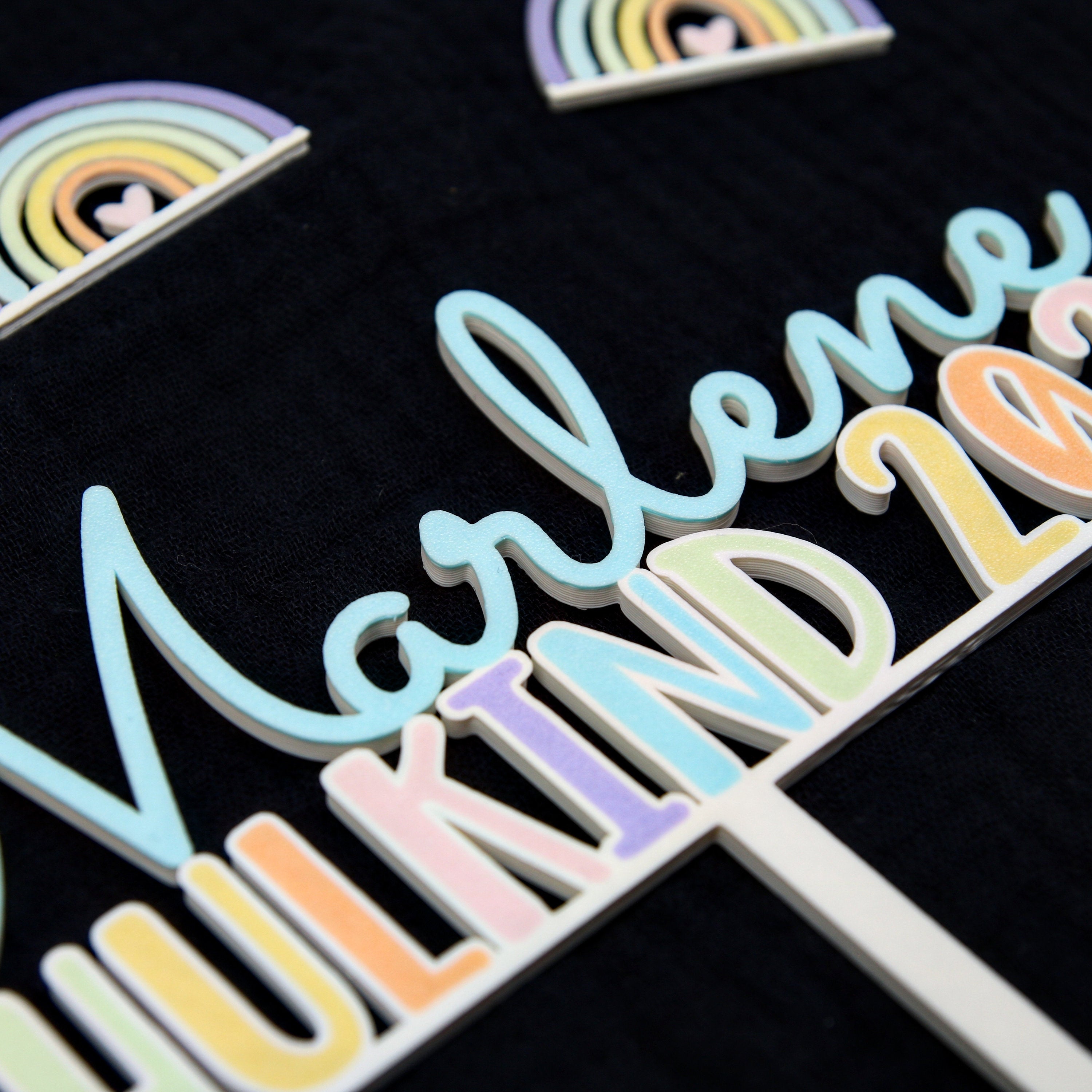 Caketopper - Schulkind 2025 in Pastell-Regenbogenfarben