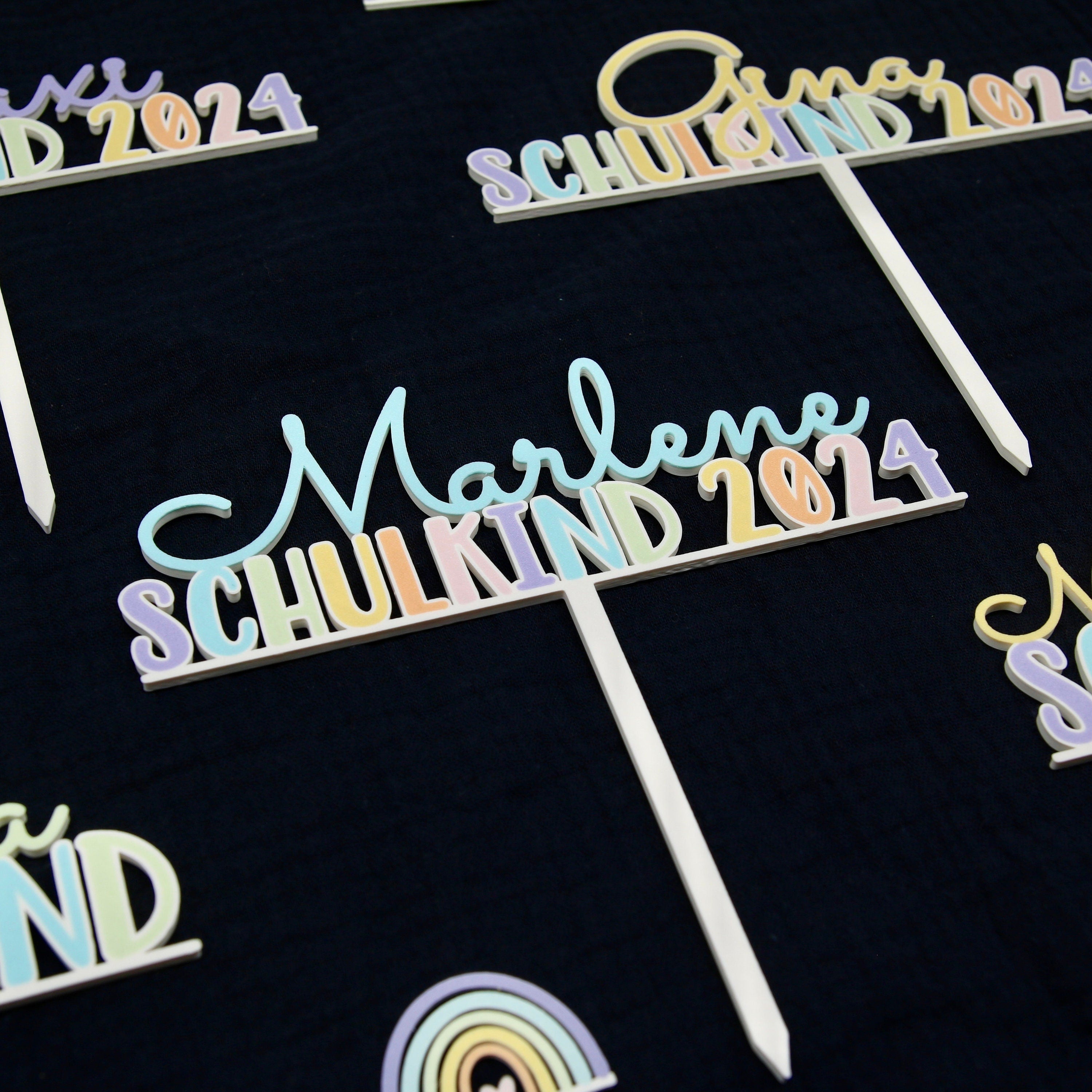 Caketopper - Schulkind 2025 in Pastell-Regenbogenfarben