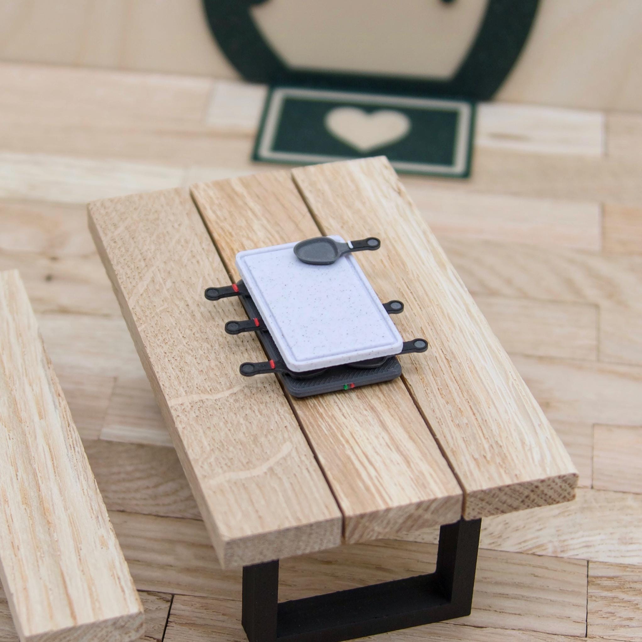 Wichtel Raclette Miniatur | Zubehör für Wichteltür & Puppenhaus | 6 Pfännchen + 2 Wechselplatten | PLA Deko | 3D Druck Weihnachten