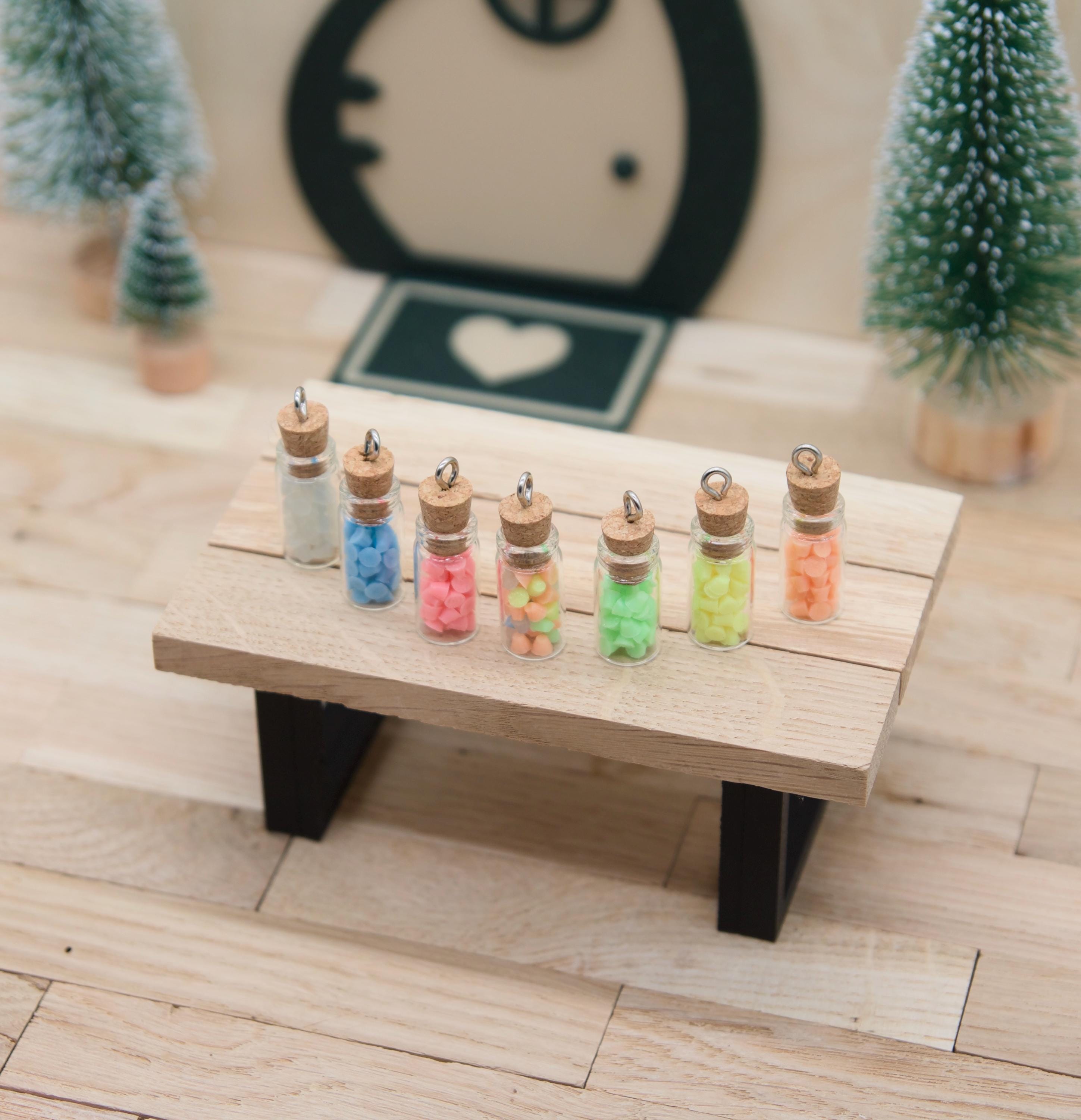 Wichtelstaub Mini-Fläschchen | 7 Farben leuchtend | Glow in the Dark | Miniatur Bundle mit Laborschrank | 3D Druck Deko Wichteltür