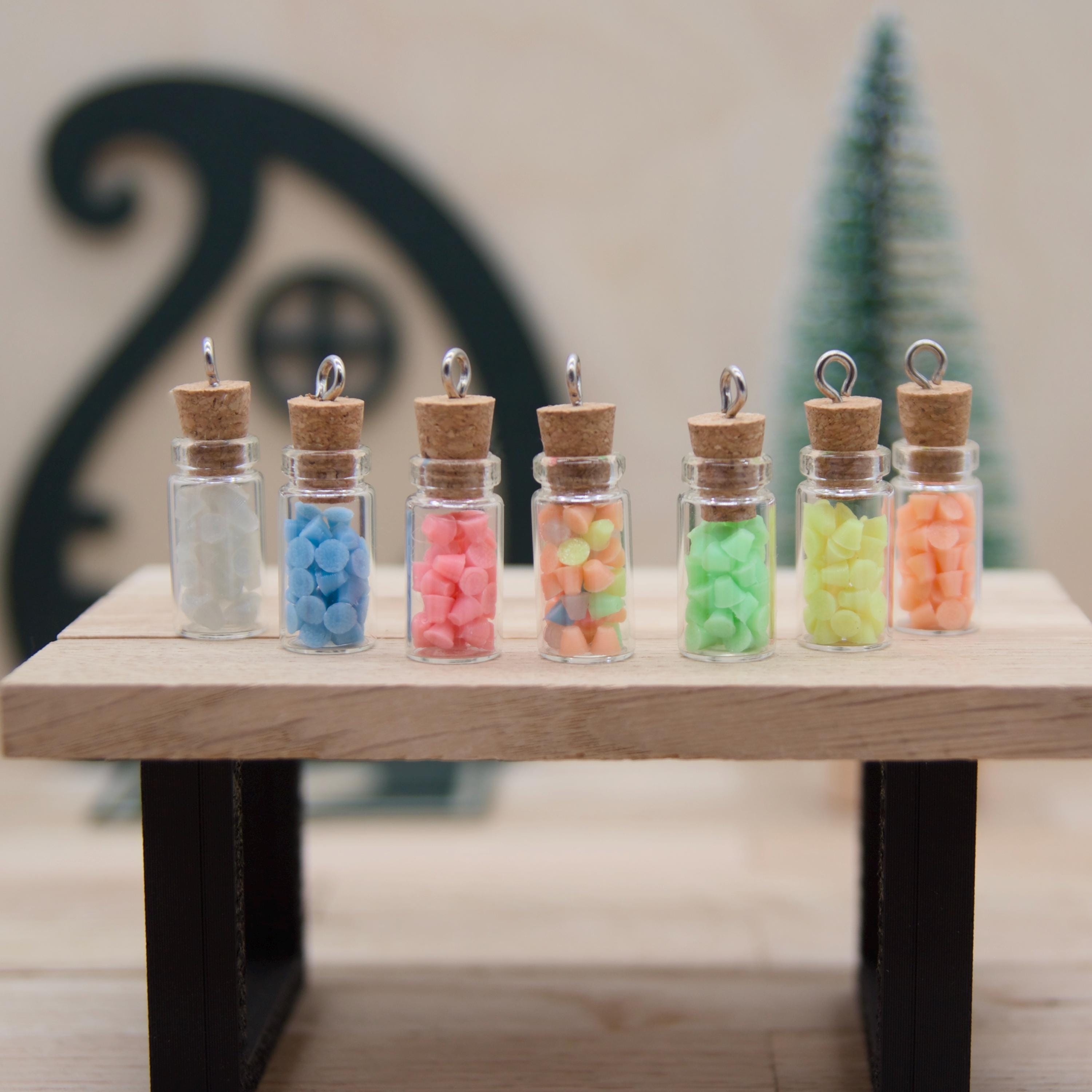 Wichtelstaub Mini-Fläschchen | 7 Farben leuchtend | Glow in the Dark | Miniatur Bundle mit Laborschrank | 3D Druck Deko Wichteltür