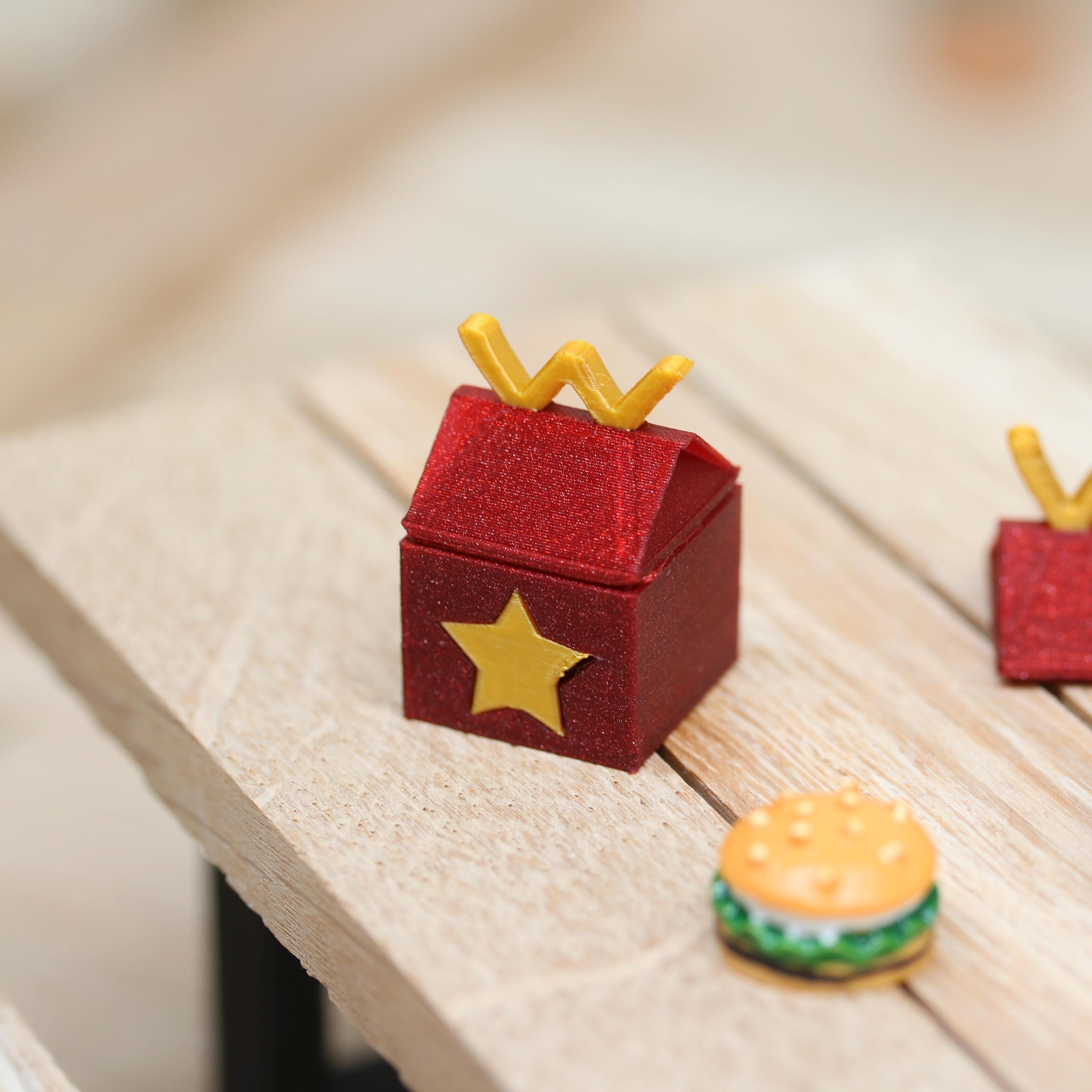 Fröhliches Wichtel-Mahl | Snacktüte glänzend rot mit goldenem W | Mini Hamburger | Wichtel-Burgerbude Verkaufsstand | Budenzauber Reihe