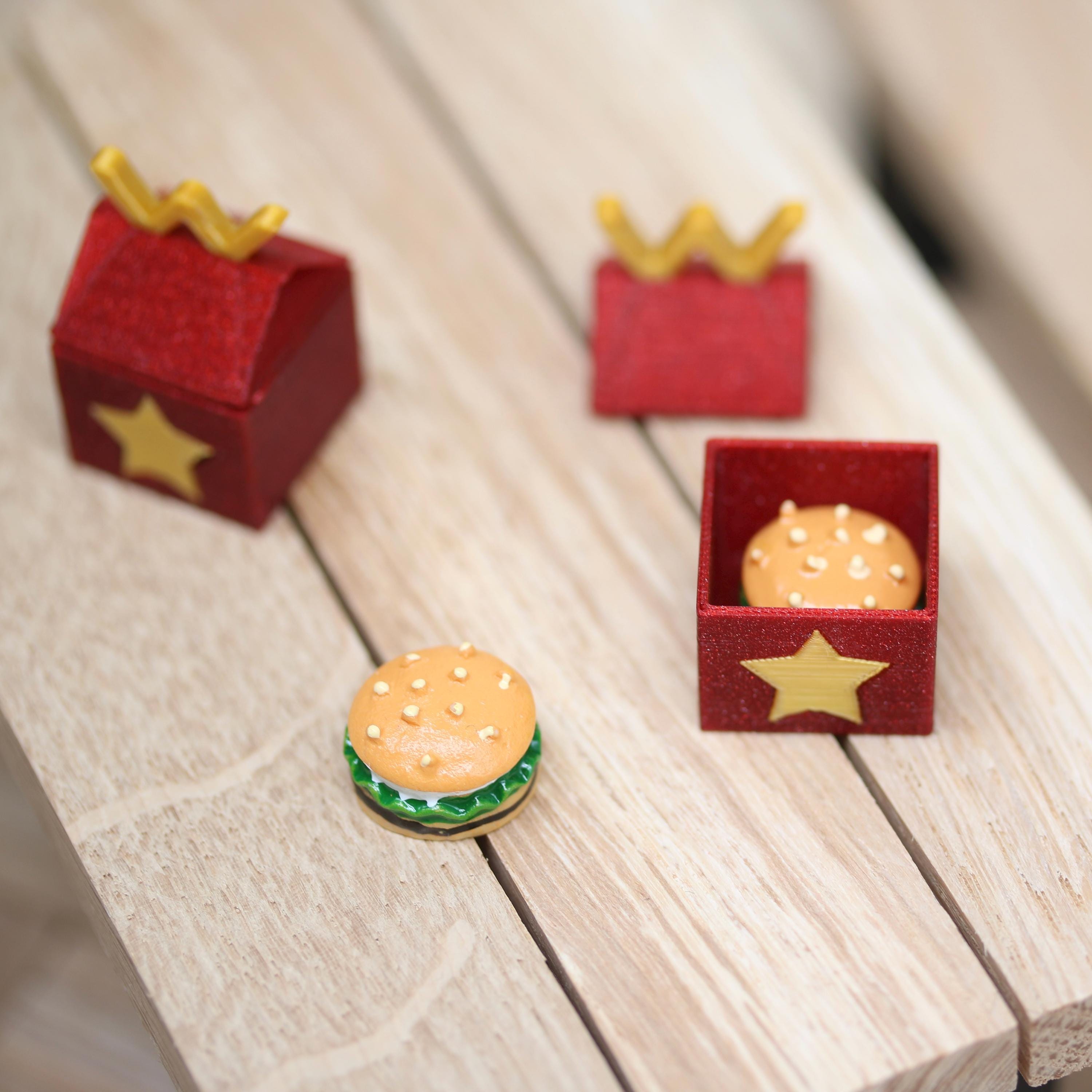 Fröhliches Wichtel-Mahl | Snacktüte glänzend rot mit goldenem W | Mini Hamburger | Wichtel-Burgerbude Verkaufsstand | Budenzauber Reihe