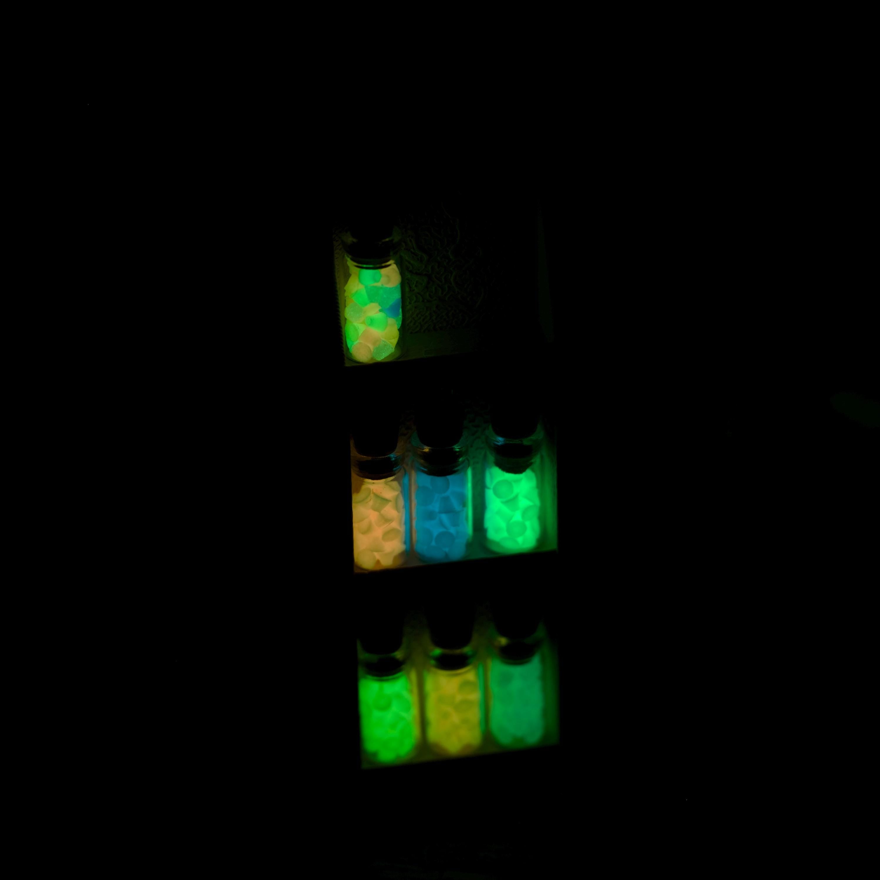 Wichtelstaub Mini-Fläschchen | 7 Farben leuchtend | Glow in the Dark | Miniatur Bundle mit Laborschrank | 3D Druck Deko Wichteltür