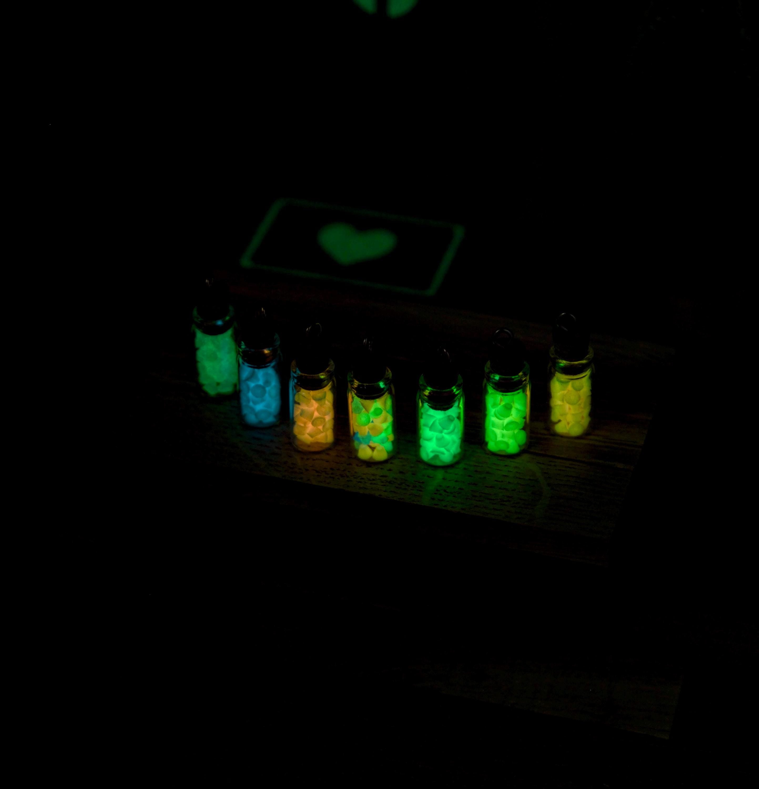 Wichtelstaub Mini-Fläschchen | 7 Farben leuchtend | Glow in the Dark | Miniatur Bundle mit Laborschrank | 3D Druck Deko Wichteltür