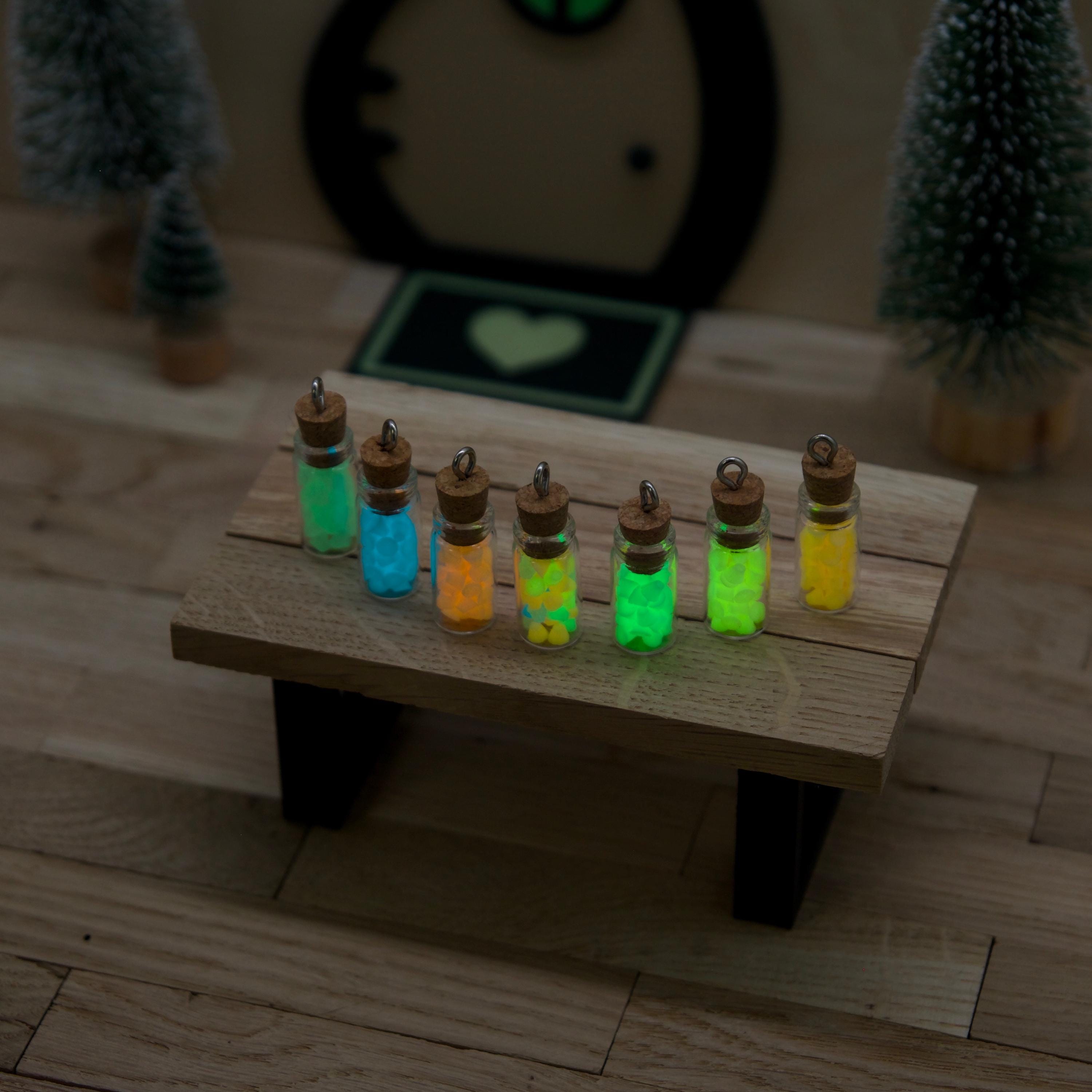 Wichtelstaub Mini-Fläschchen | 7 Farben leuchtend | Glow in the Dark | Miniatur Bundle mit Laborschrank | 3D Druck Deko Wichteltür