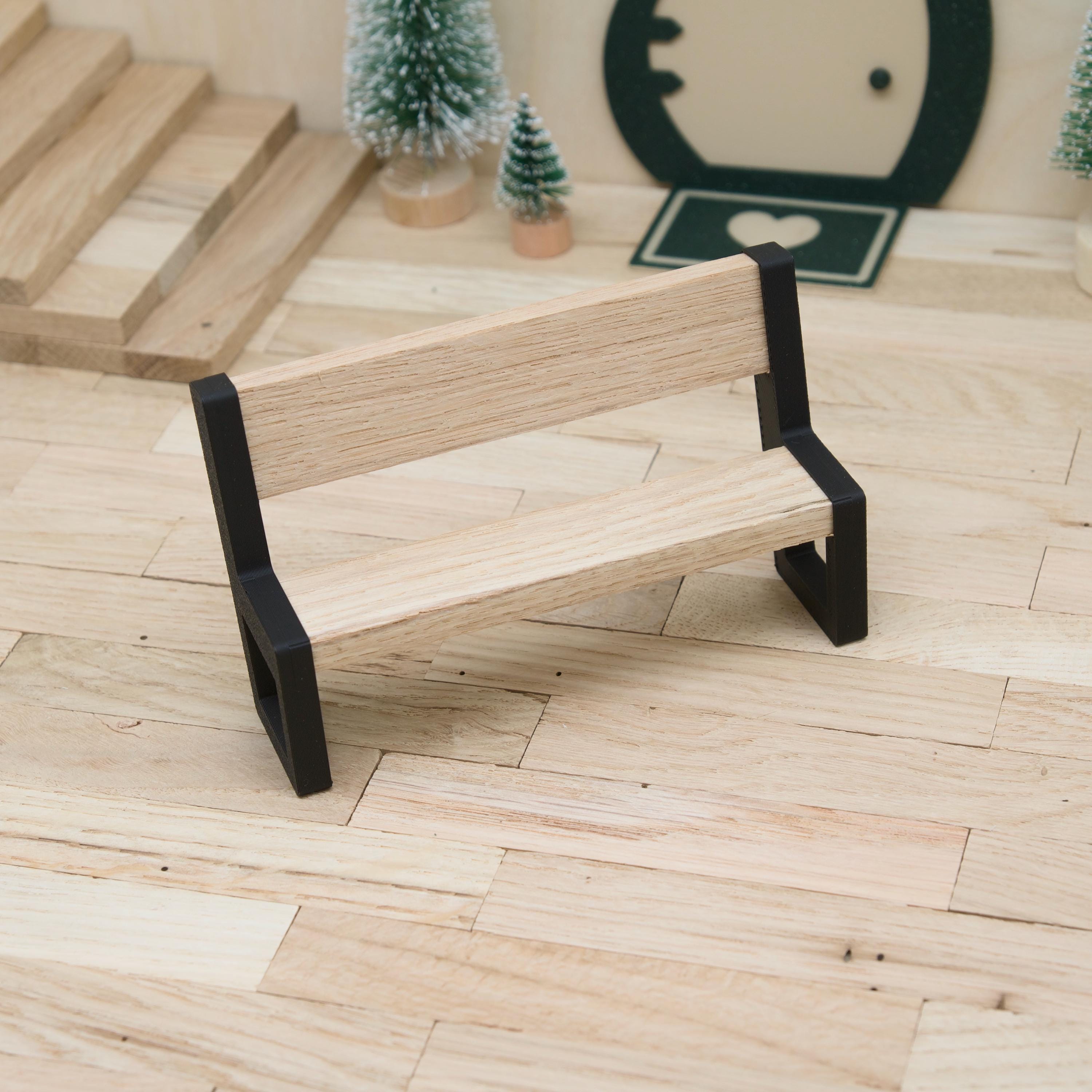 Wichtel Sitzbank mit Lehne | Miniatur-Bank aus Holz und 3D-Druck | optional mit Tisch | personalisierbar mit Namen | Zubehör für Wichteltür