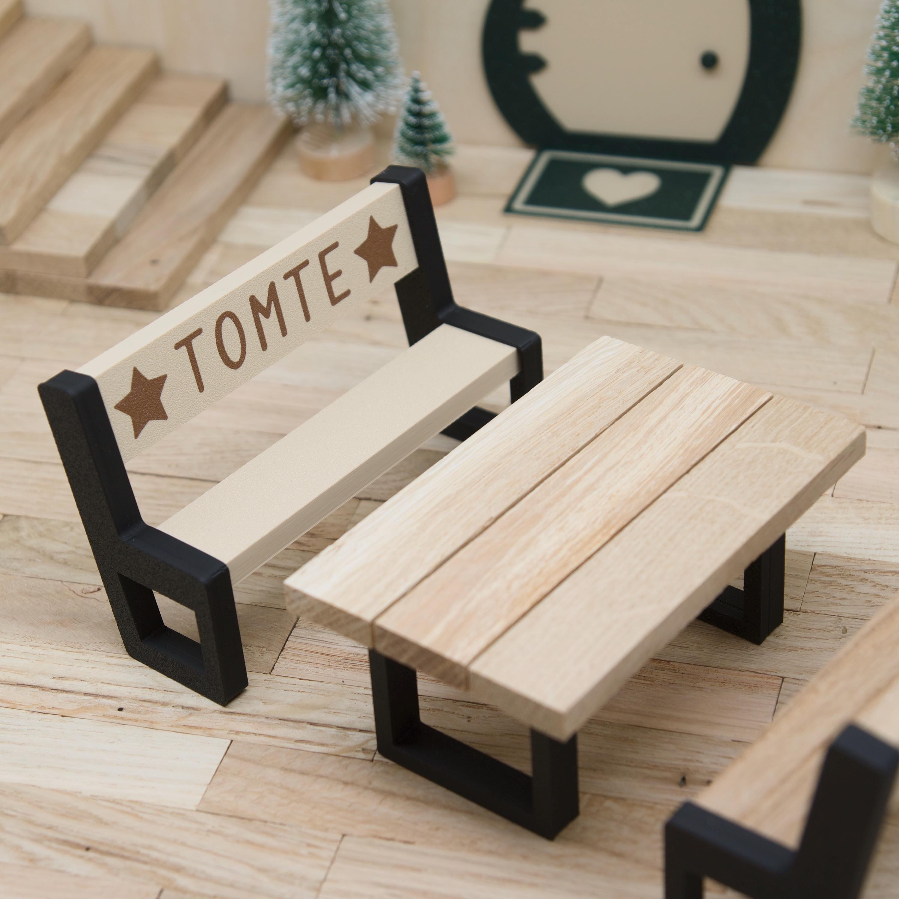 Wichtel Sitzbank mit Lehne | Miniatur-Bank aus Holz und 3D-Druck | optional mit Tisch | personalisierbar mit Namen | Zubehör für Wichteltür