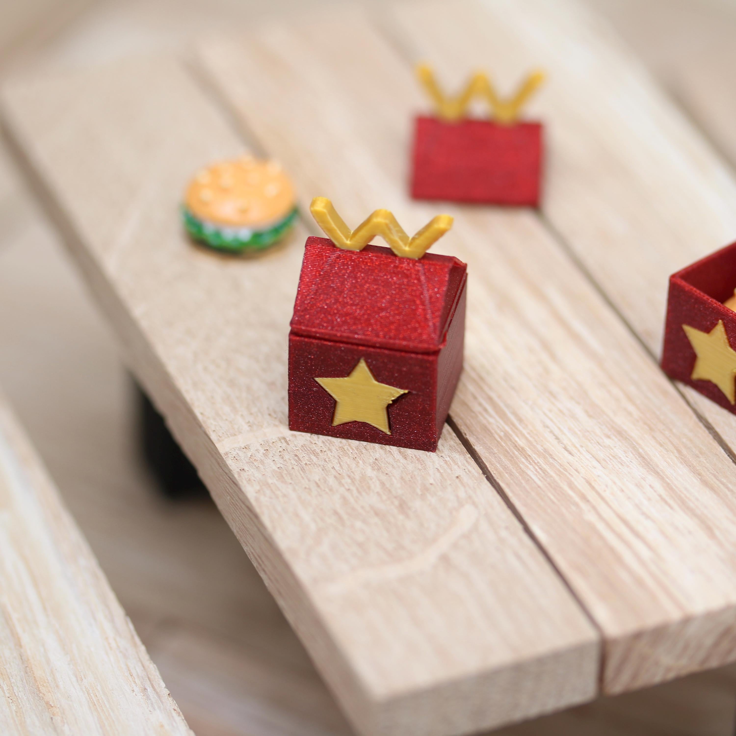 Fröhliches Wichtel-Mahl | Snacktüte glänzend rot mit goldenem W | Mini Hamburger | Wichtel-Burgerbude Verkaufsstand | Budenzauber Reihe