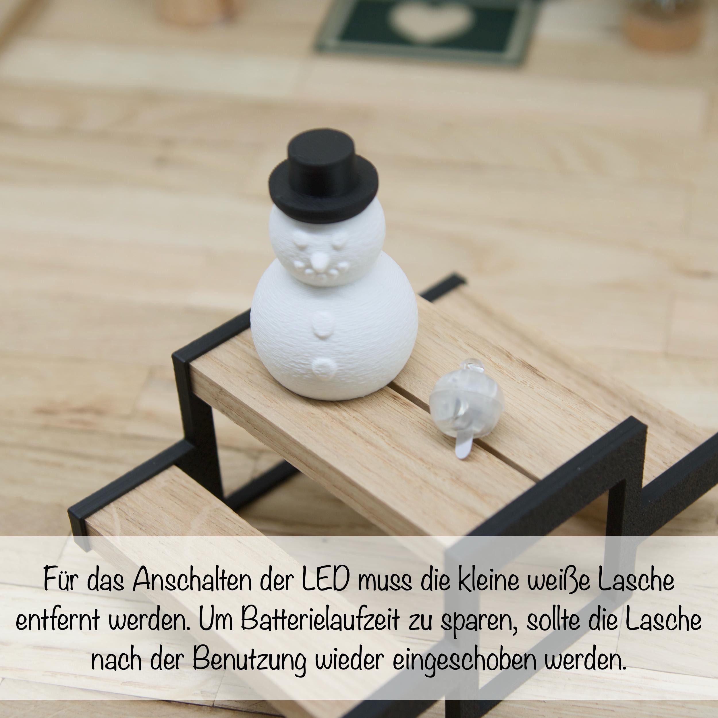 Wichtel Schneemann beleuchtet | Mini Schneemann mit Hut & Karottennase | Licht-Deko mit Ballonlicht | Zubehör für Wichteltür