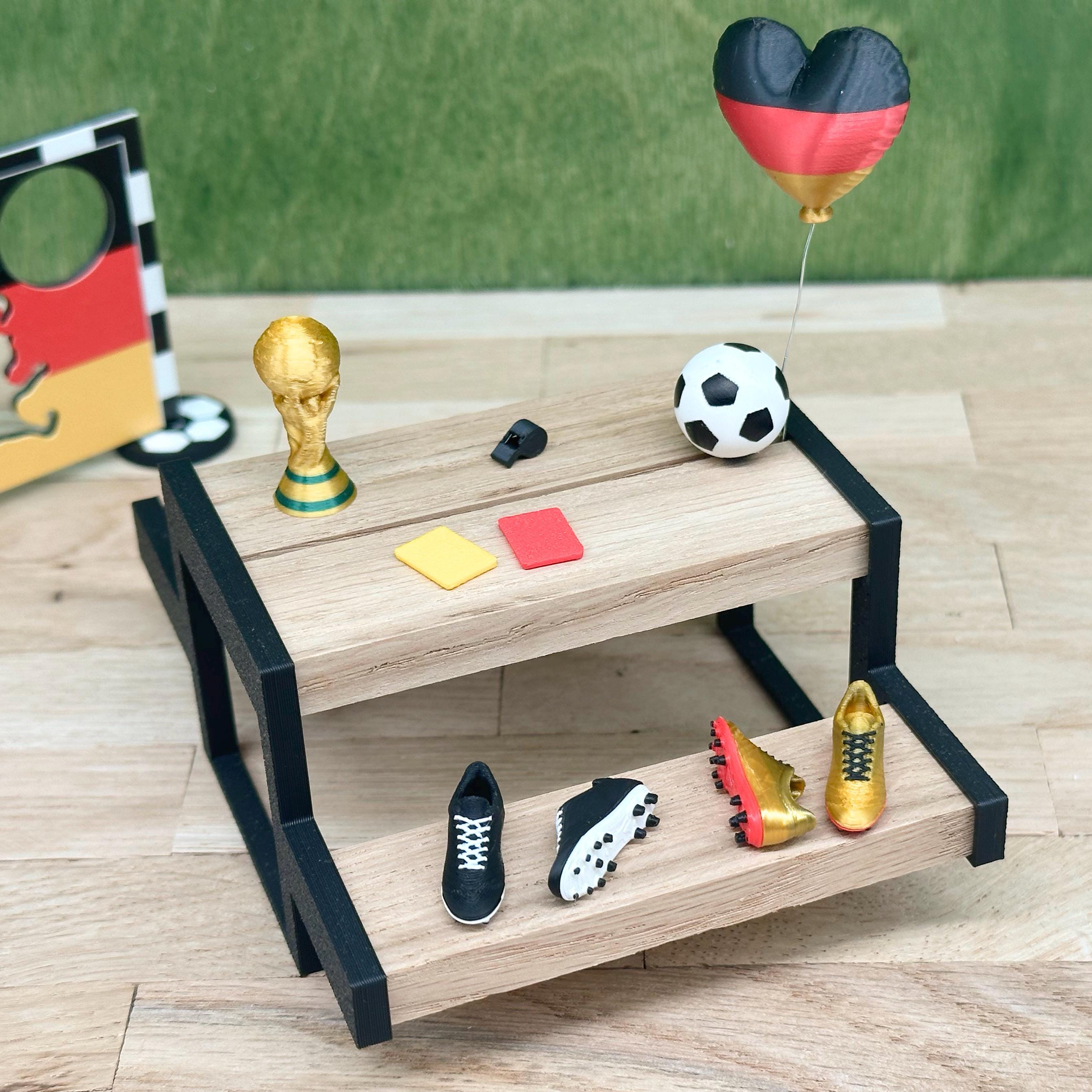 Wichtel Fußball WM Zubehör – Mini WM-Pokal, gelbe & rote Karte, Pfeife – Wichteltür Fußball Deko