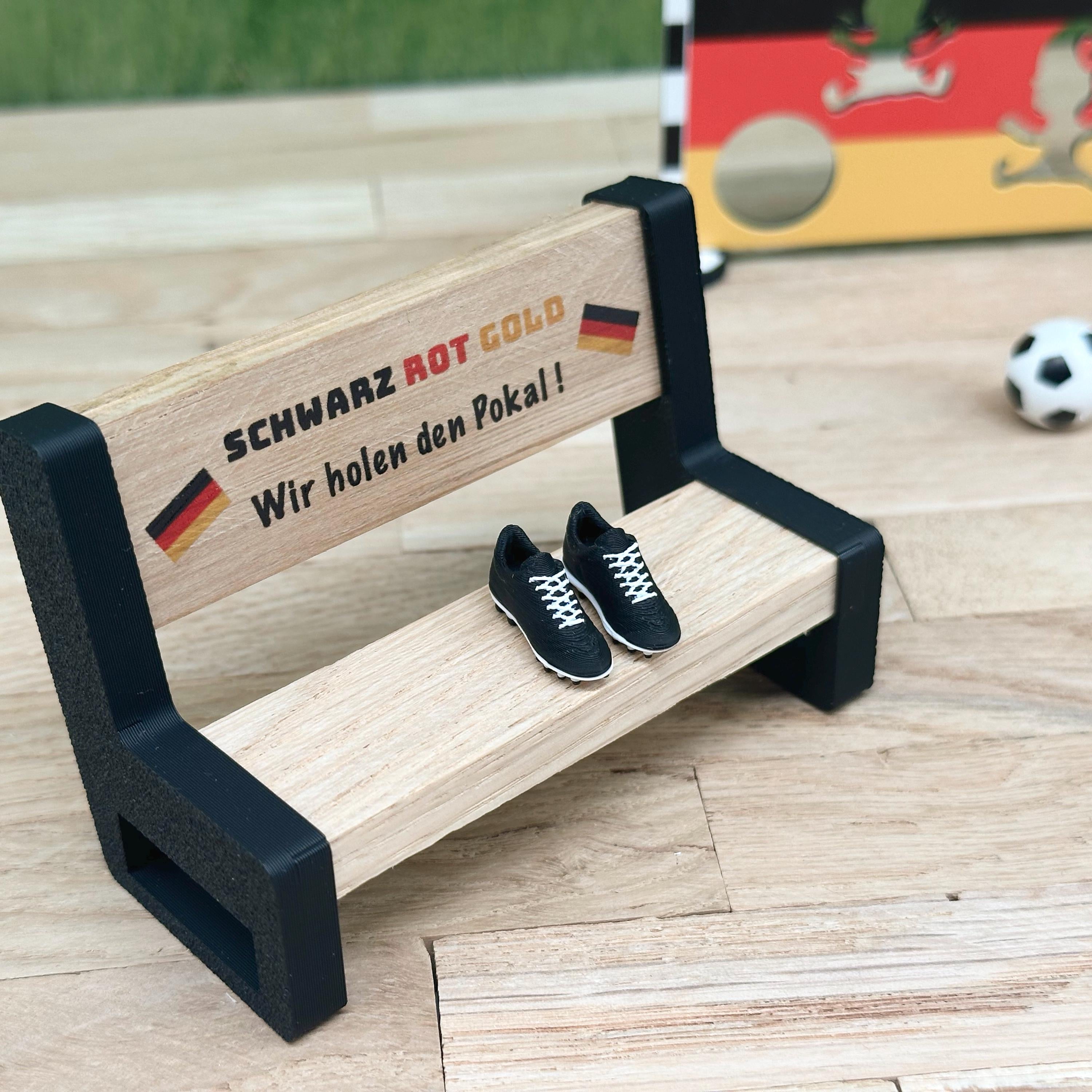 Wichtel Fanbank Fußball Miniatur | Schwarz Rot Gold Bank für Wichteltür | Public Viewing Wichtel Zubehör | Mini Stadion Deko Holz