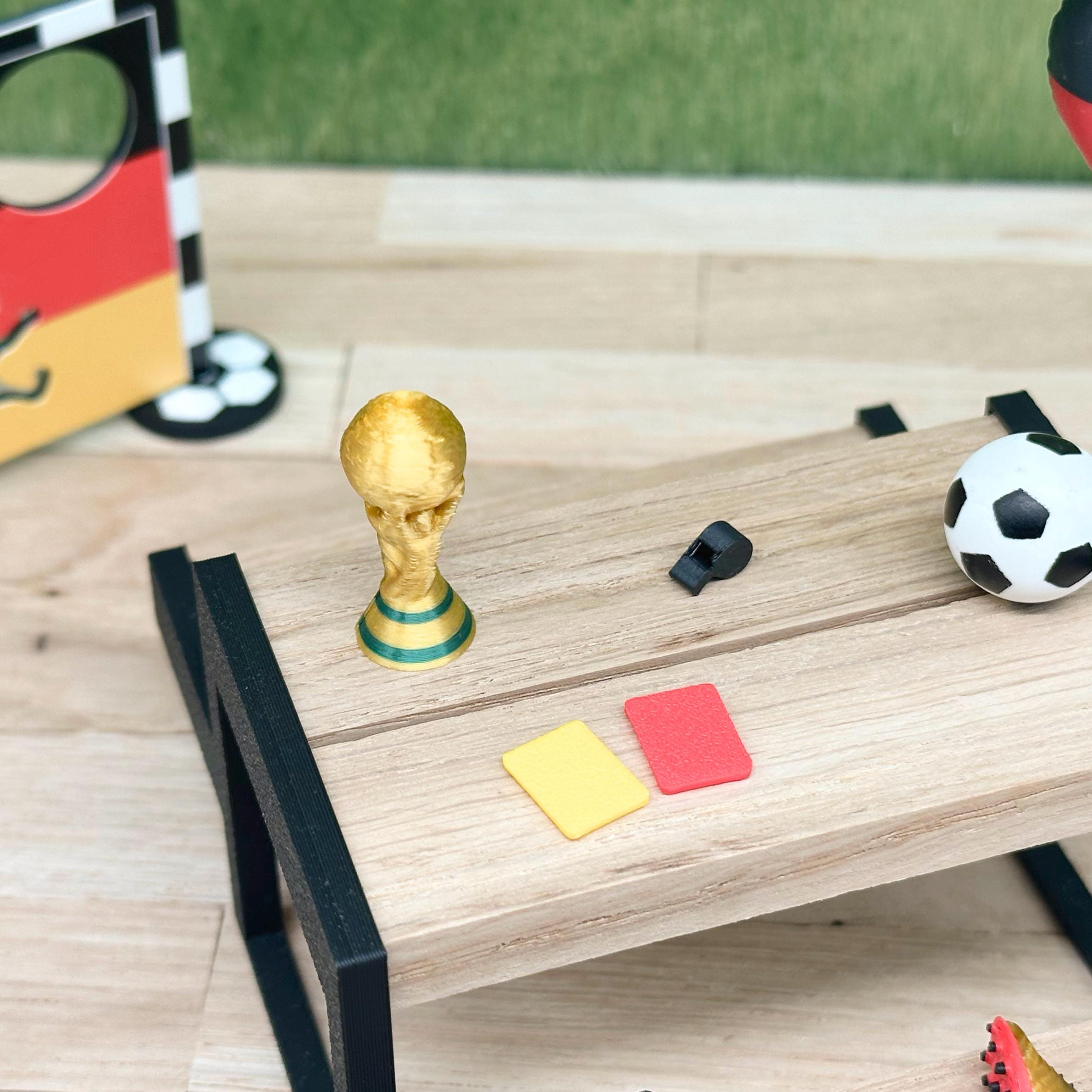 Wichtel Fußball WM Zubehör – Mini WM-Pokal, gelbe & rote Karte, Pfeife – Wichteltür Fußball Deko