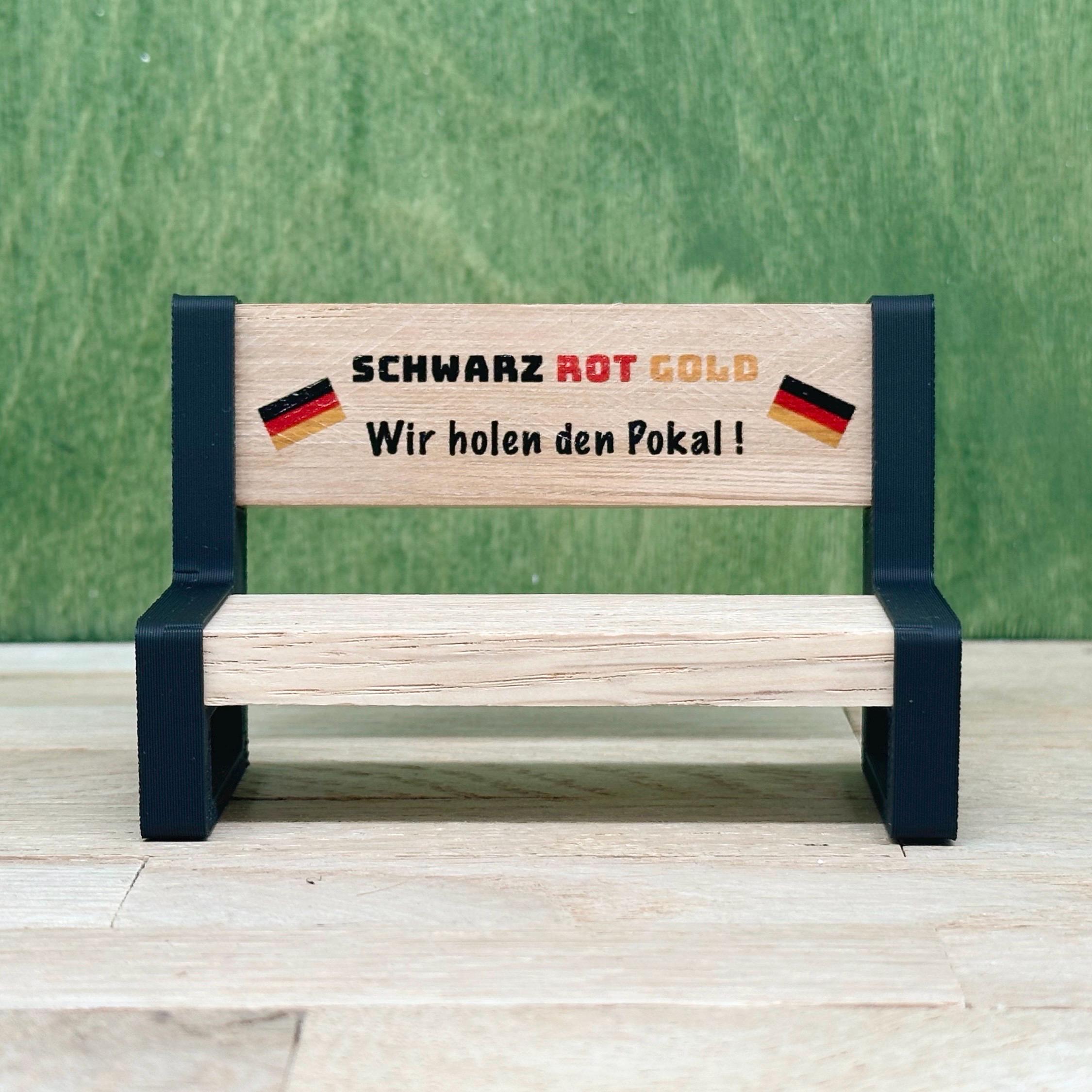 Wichtel Fanbank Fußball Miniatur | Schwarz Rot Gold Bank für Wichteltür | Public Viewing Wichtel Zubehör | Mini Stadion Deko Holz