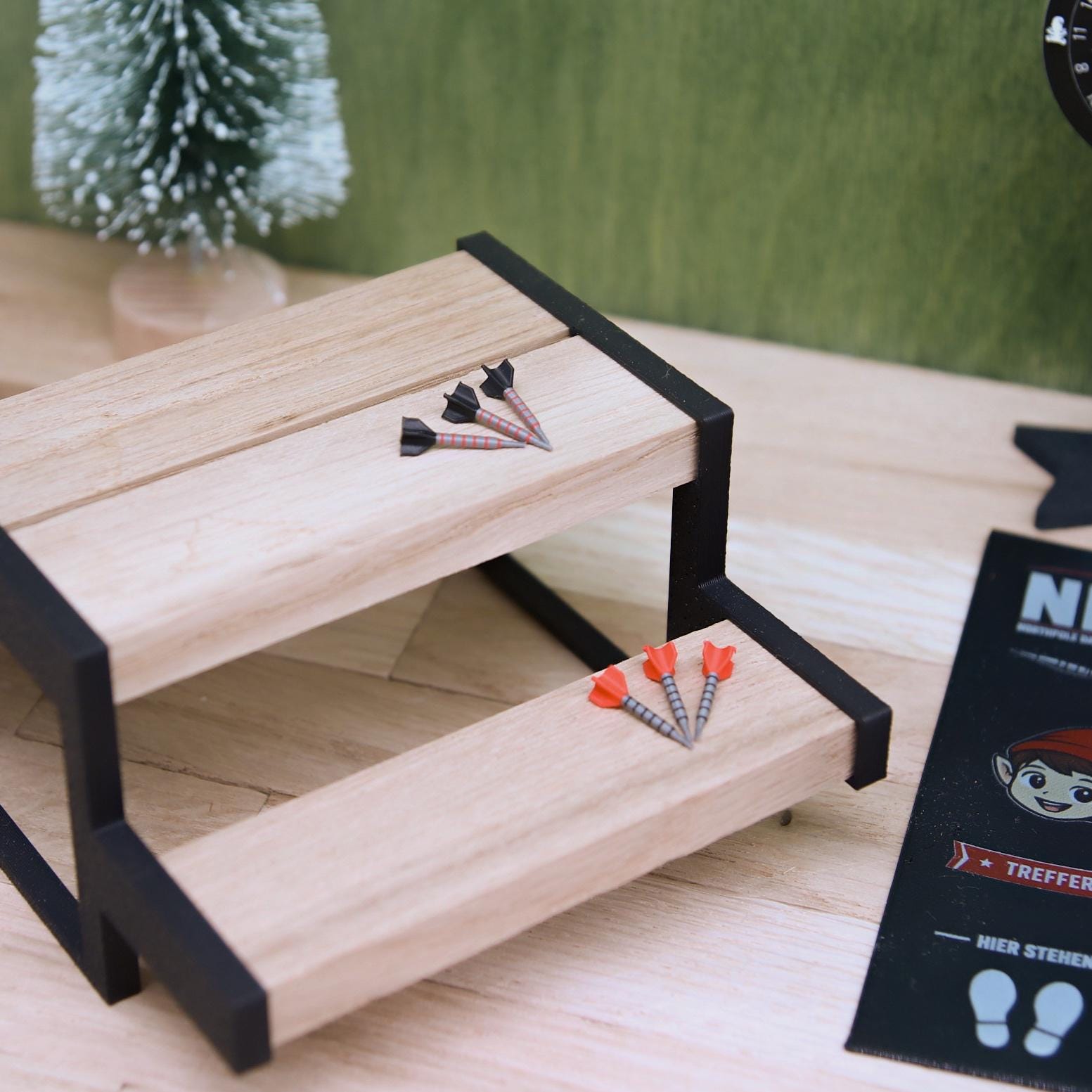 Wichtel Dartscheibe mit Stand – Mini Dart Set für die Wichtelwelt, Deko aus PLA mit TPU Oche und kleinen Pfeilen