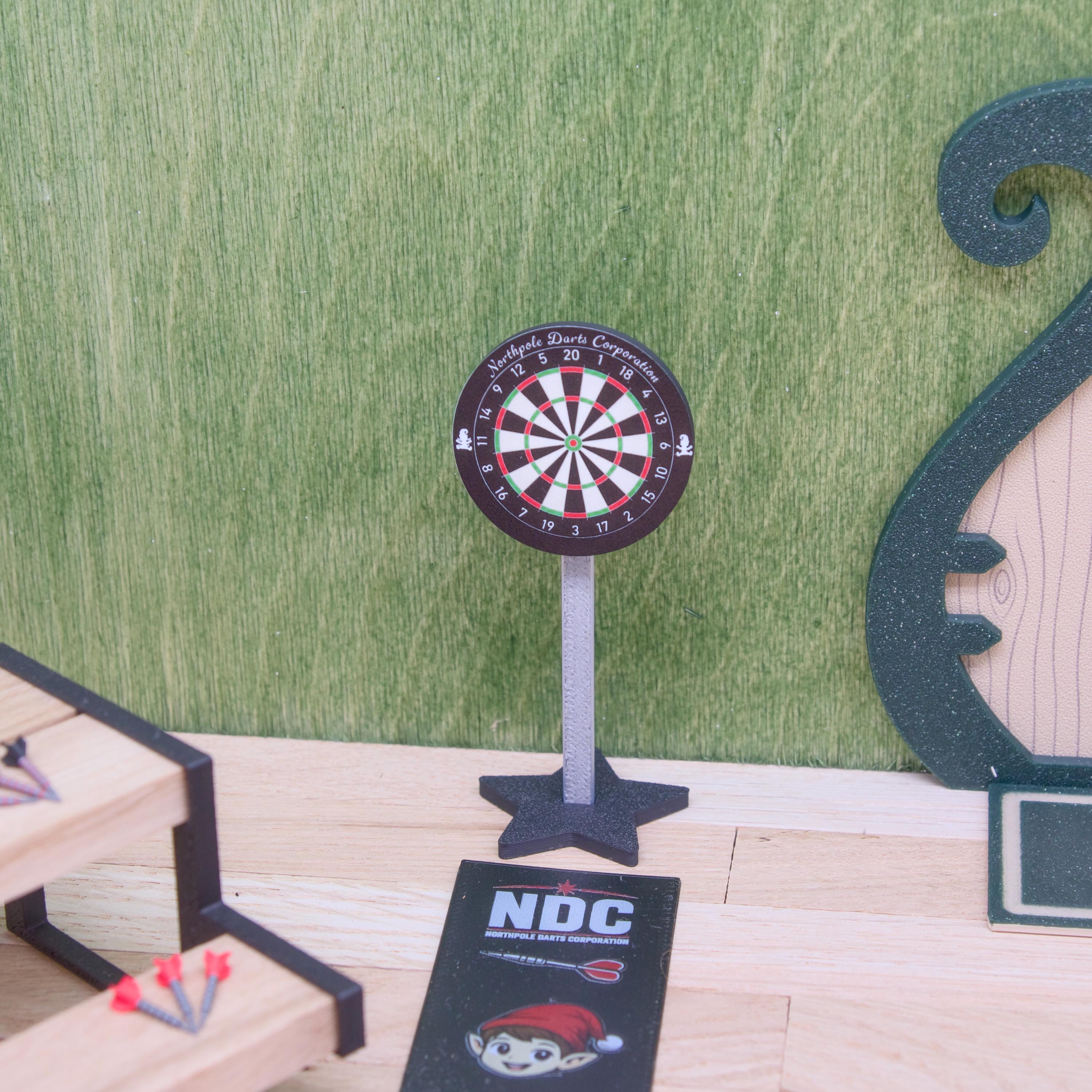 Wichtel Dartscheibe mit Stand – Mini Dart Set für die Wichtelwelt, Deko aus PLA mit TPU Oche und kleinen Pfeilen