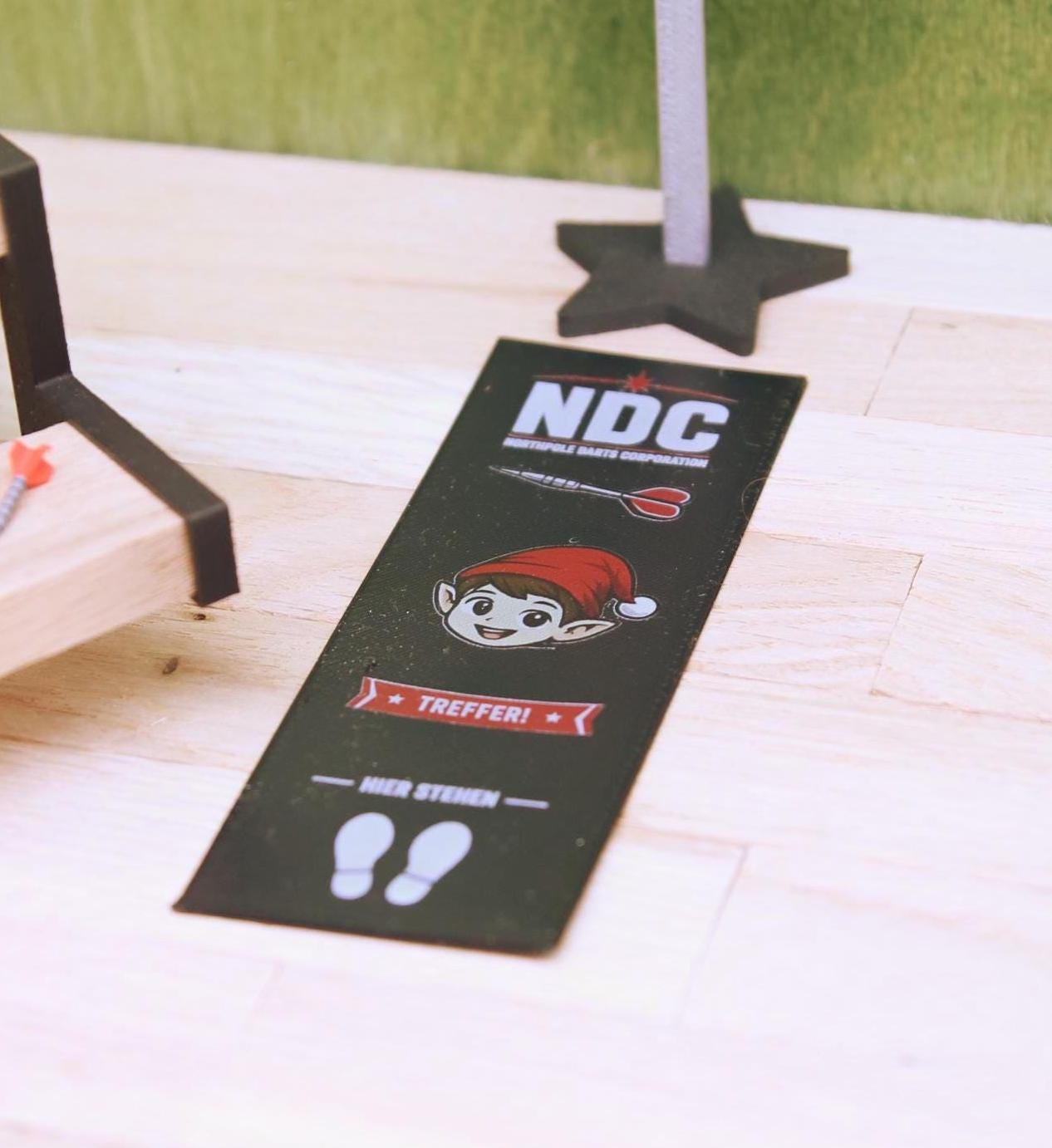 Wichtel Dartscheibe mit Stand – Mini Dart Set für die Wichtelwelt, Deko aus PLA mit TPU Oche und kleinen Pfeilen