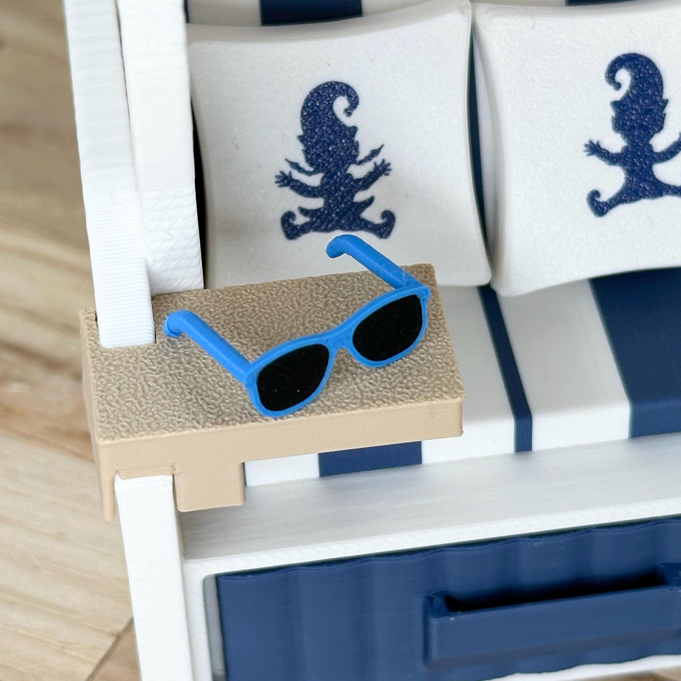 Wichtel Strandkorb Set mit Zubehör - Miniatur Strandkorb für Wichteltür, Sommer Deko, Wichtel Zubehör mit Sonnenbrille & Flipflops