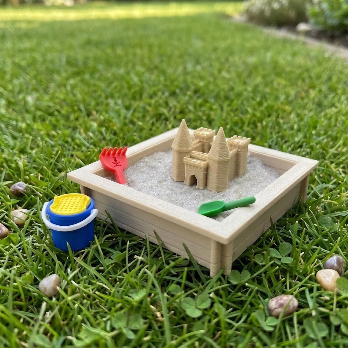 Wichtel Sandspielzeug mit Eimer, Schaufel und Harke – optional mit Sandkasten und Sandburg – Sommer Zubehör für die Wichtelwelt