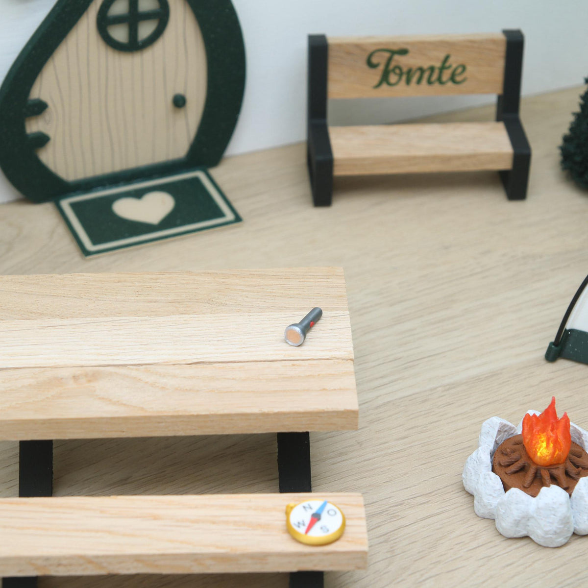 Wichtel Camping Set mit leuchtendem Zelt | Wichtelzubehör mit Lagerfeuer, Kompass & Taschenlampe | Mini Camping Wichtel