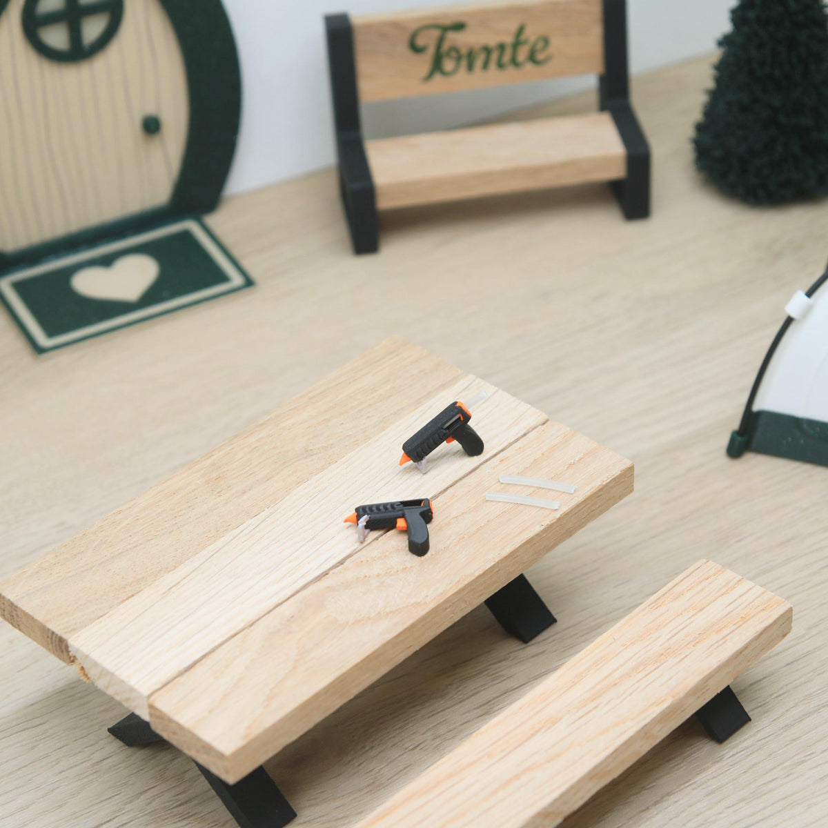 Wichtel Heißklebepistole mit Klebesticks | Mini Werkzeug für Wichtelwerkstatt | Leuchtet im Dunkeln | Wichtelzubehör