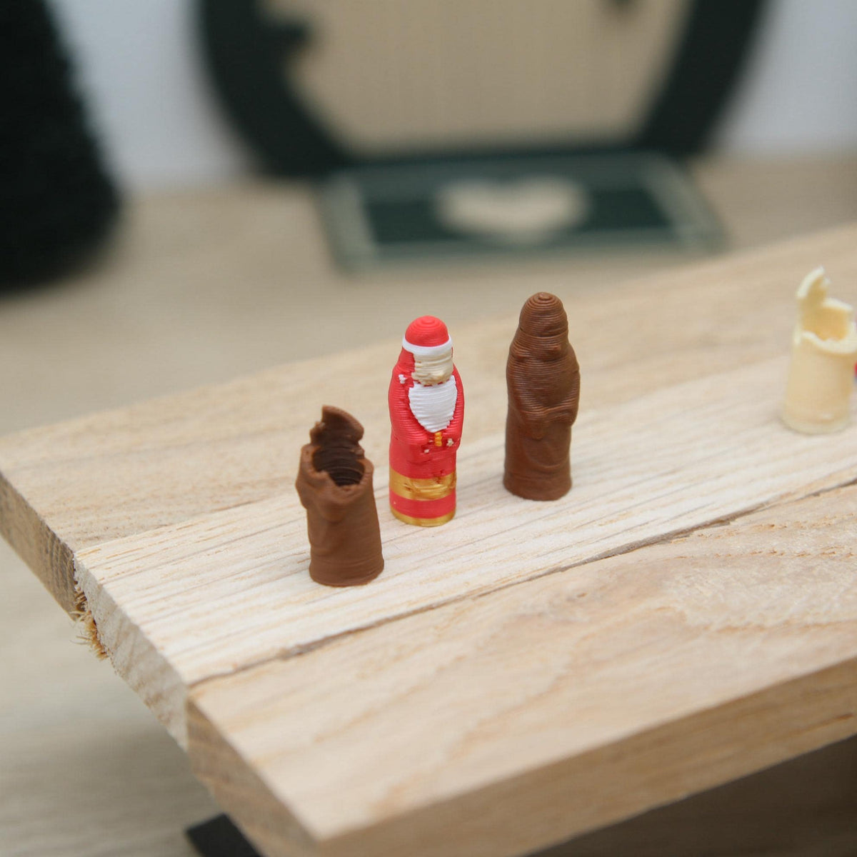 Wichtel Schoko Weihnachtsmann Set | 3 Mini Schokonikoläuse | Wichtelzubehör Weihnachten | Miniatur Süßigkeit für Wichtelwelt