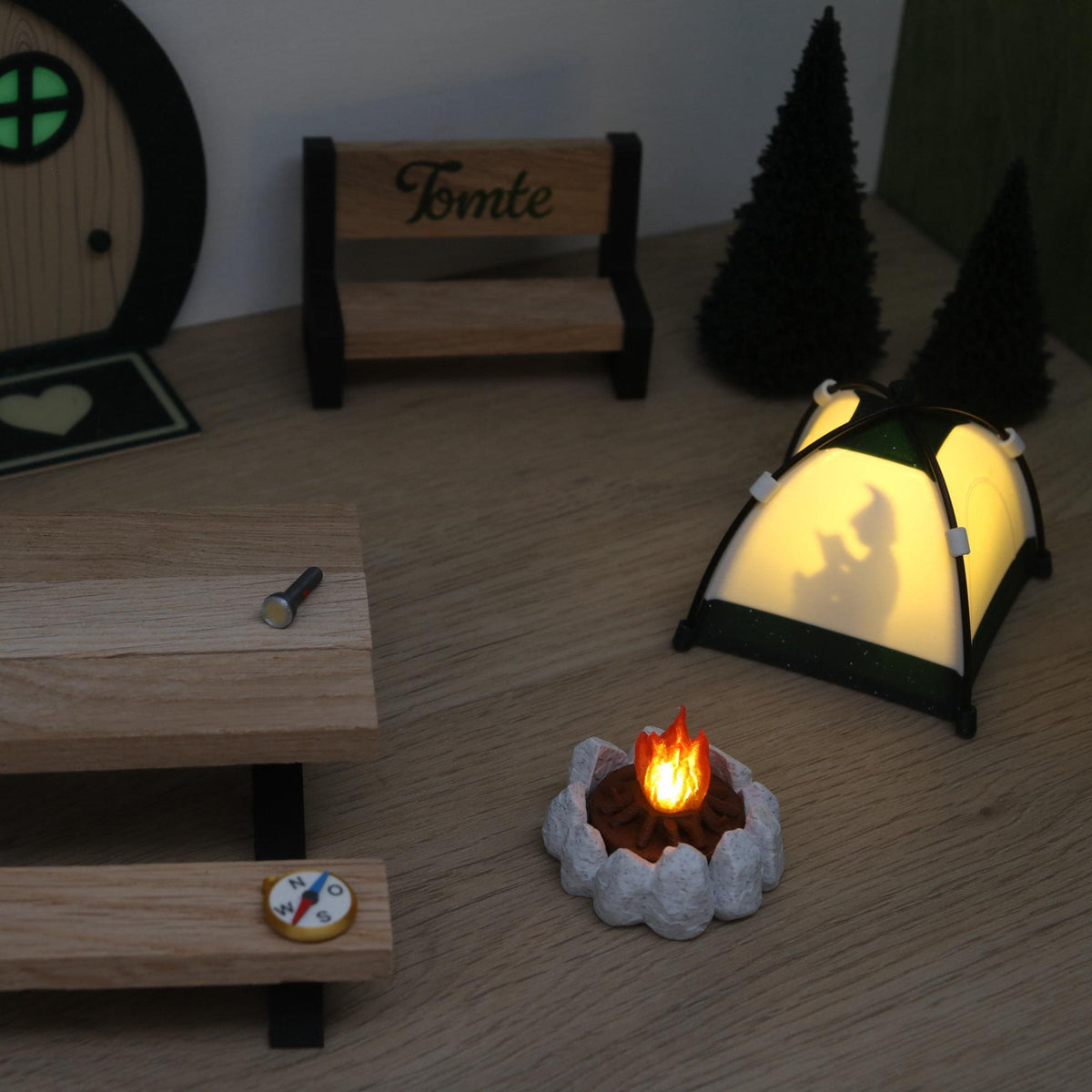 Wichtel Camping Set mit leuchtendem Zelt | Wichtelzubehör mit Lagerfeuer, Kompass & Taschenlampe | Mini Camping Wichtel