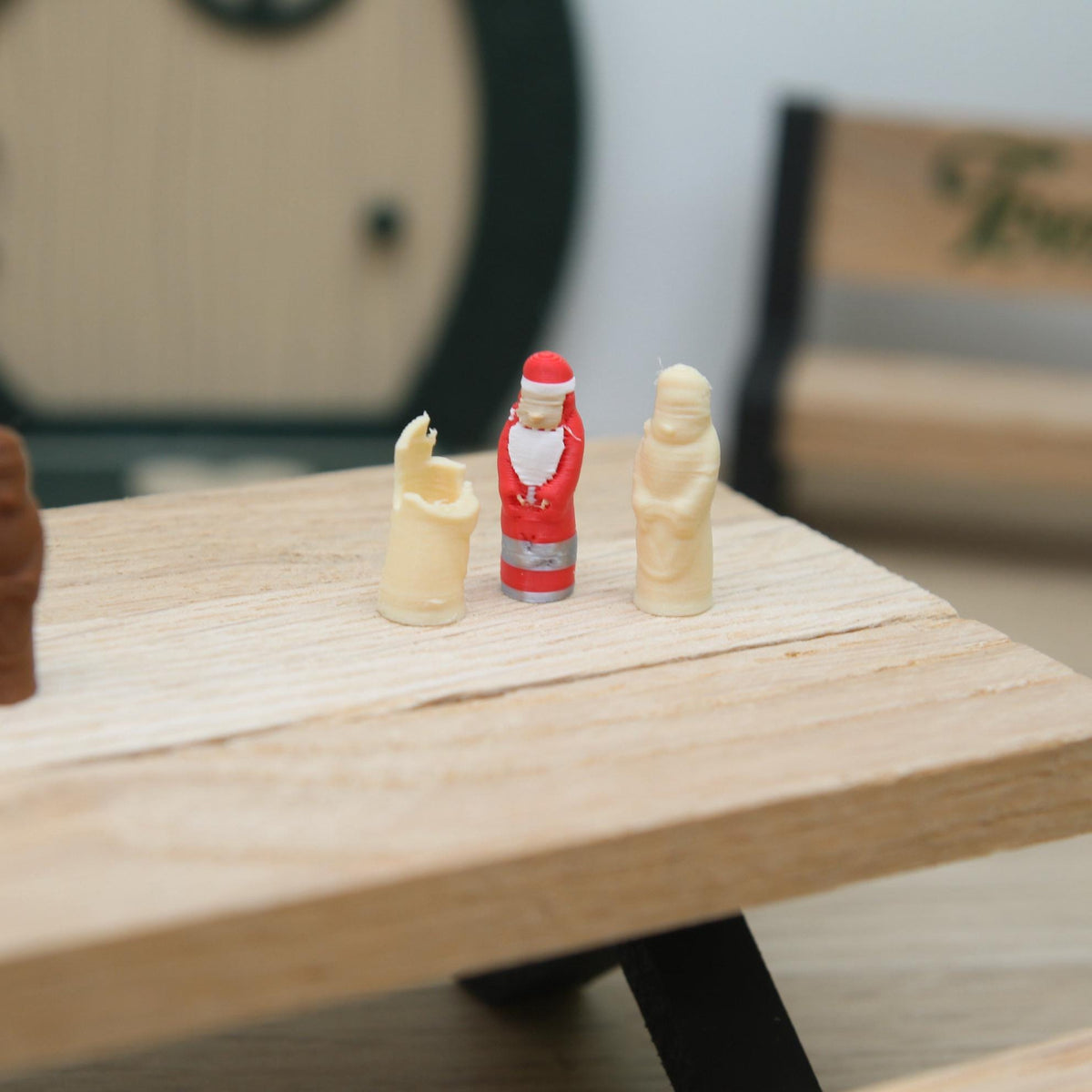 Wichtel Schoko Weihnachtsmann Set | 3 Mini Schokonikoläuse | Wichtelzubehör Weihnachten | Miniatur Süßigkeit für Wichtelwelt