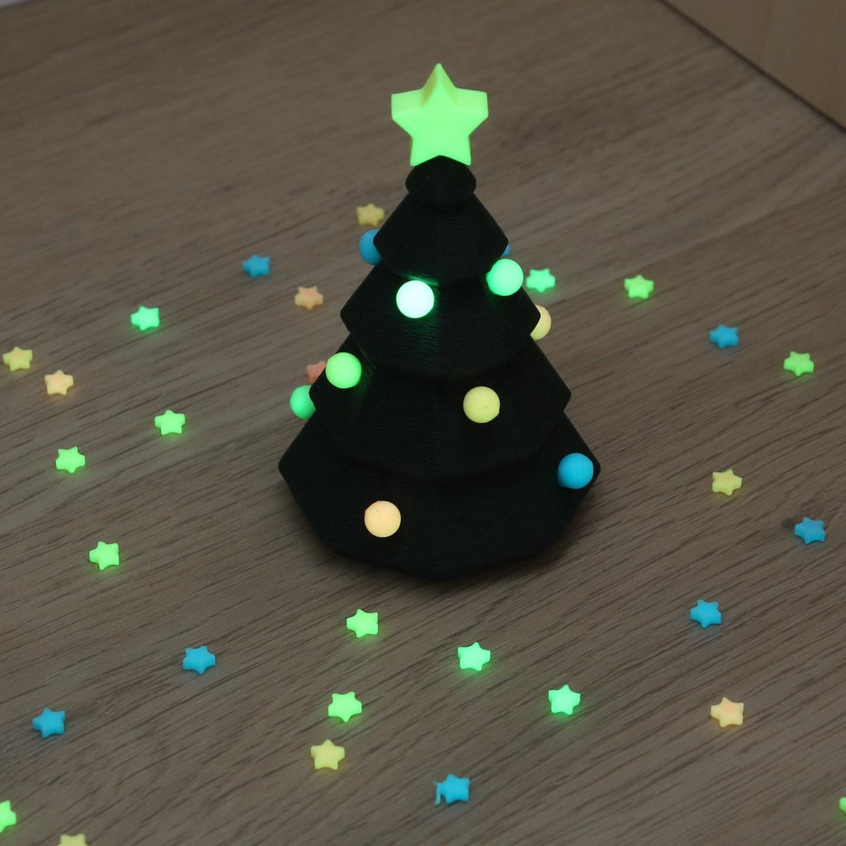 Magischer Wichtel Weihnachtsbaum zum Schmücken – Glow in the Dark Wichtel Zubehör – Mitmach Weihnachtsdeko für Kinder