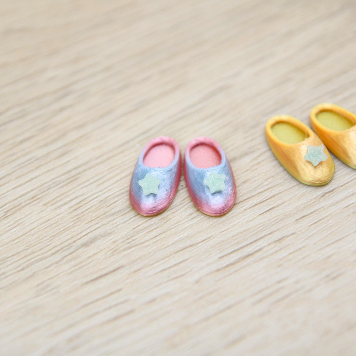 Regenbogen Wichtel Schuhe mit Leuchtstern | Wichtel Zubehör für die Wichteltür | Sternenpuschen einzeln oder als 3er Set