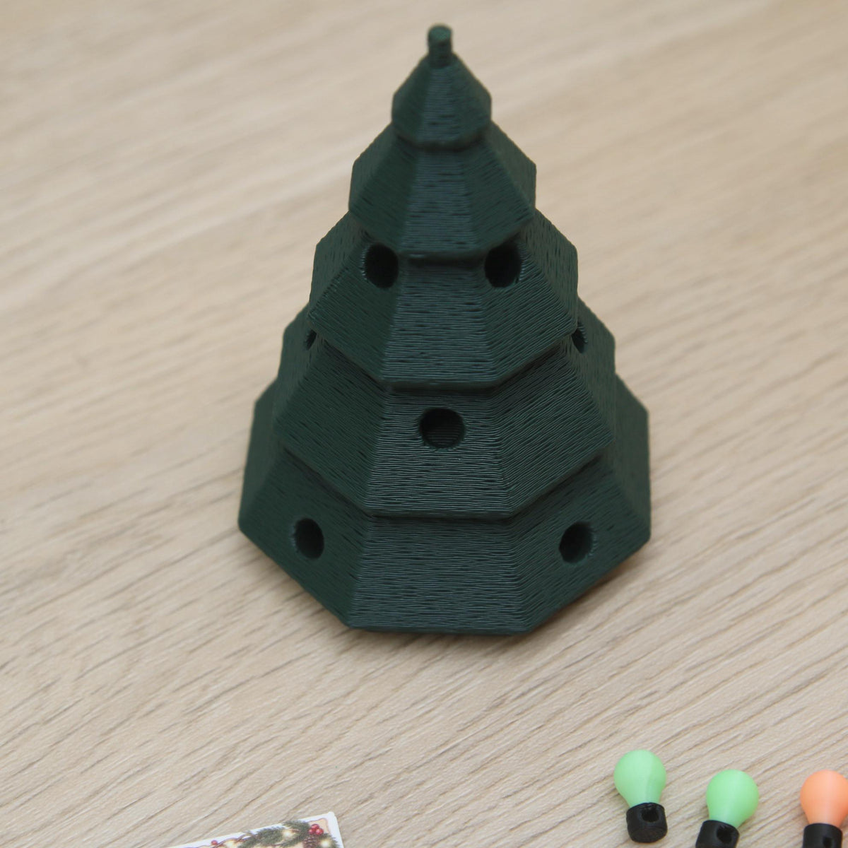 Magischer Wichtel Weihnachtsbaum zum Schmücken – Glow in the Dark Wichtel Zubehör – Mitmach Weihnachtsdeko für Kinder