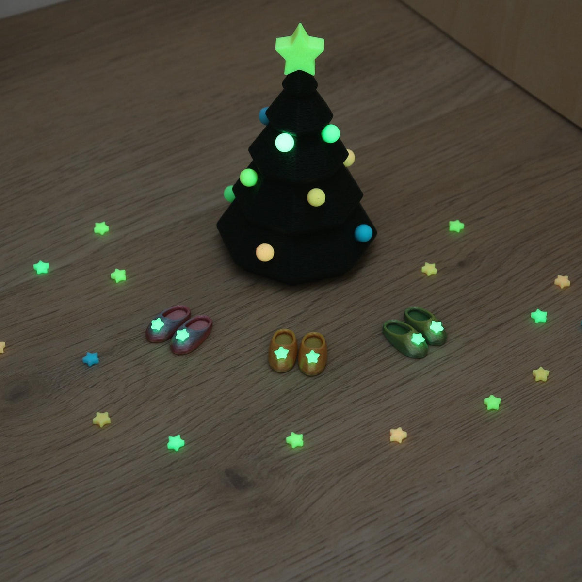 Magischer Wichtel Weihnachtsbaum zum Schmücken – Glow in the Dark Wichtel Zubehör – Mitmach Weihnachtsdeko für Kinder