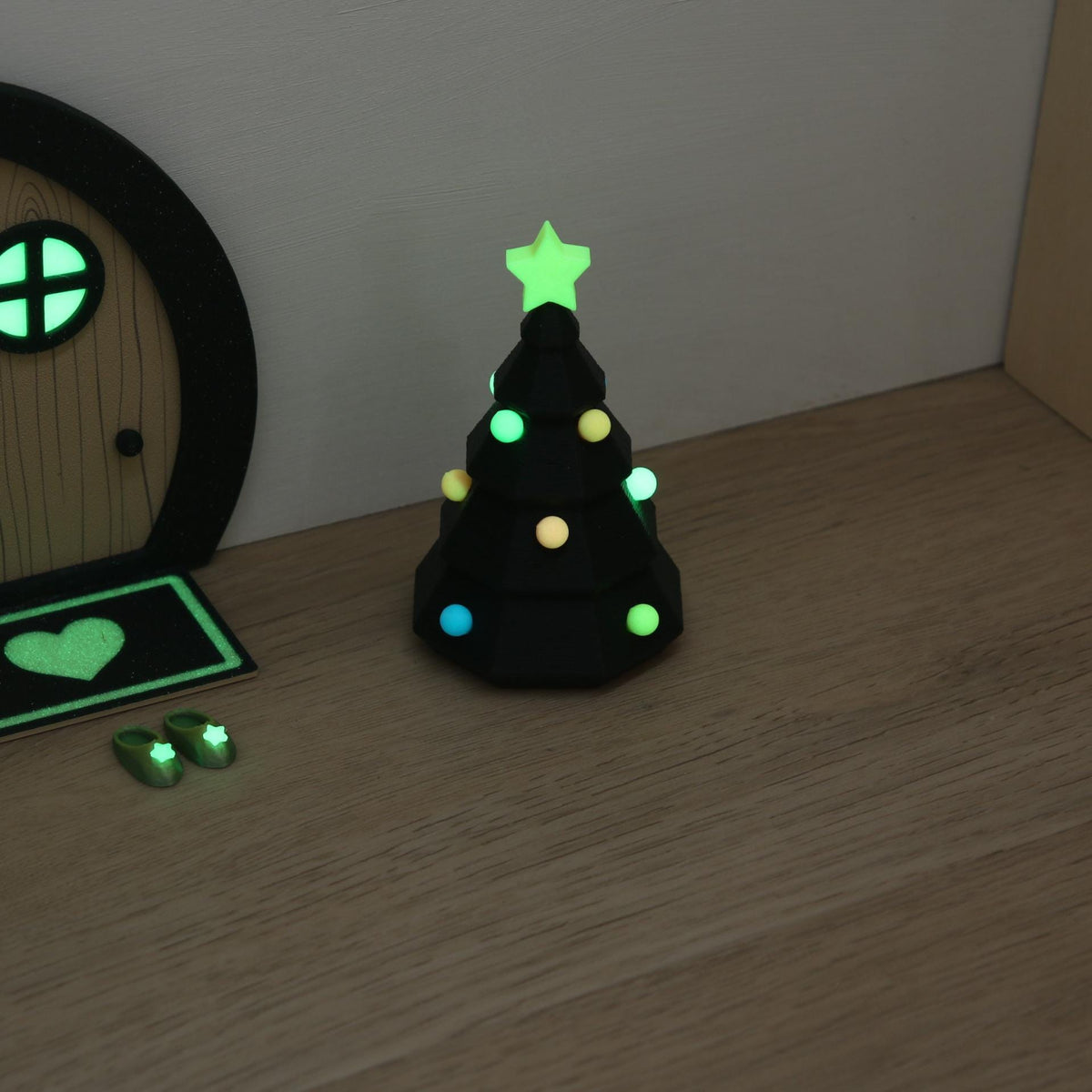 Magischer Wichtel Weihnachtsbaum zum Schmücken – Glow in the Dark Wichtel Zubehör – Mitmach Weihnachtsdeko für Kinder